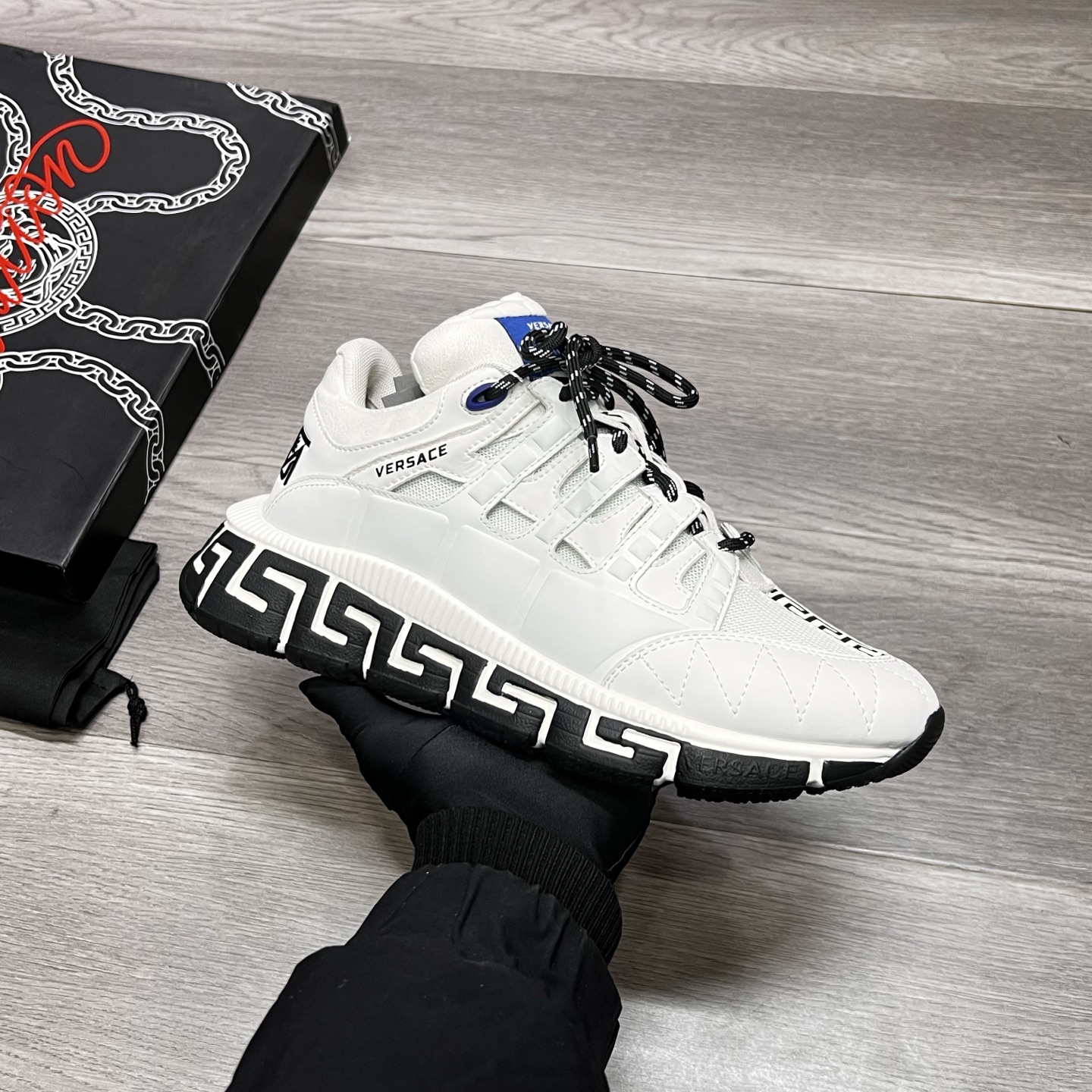 NO:273102,[Versey] The latest sports material is perfect for all versions of the market, exclusive high-quality physical shooting, imported cowhide with original fabric, original mesh lining, original outsole 1:1 high-end customization, women's size 35-40, men's size 38-44, (45, 46 custom-made, no return or exchange), versace, cowhide19860909【范思哲】最新运动款材料做工完胜市场所有版本,独家高品质实物拍摄,鞋面进口牛皮配原版布料,原版网布内里,原版大底1:1高端定制,女码35-40,男码38-44,（45,46订做不退换）,,versace,cowhide,Men's shoes