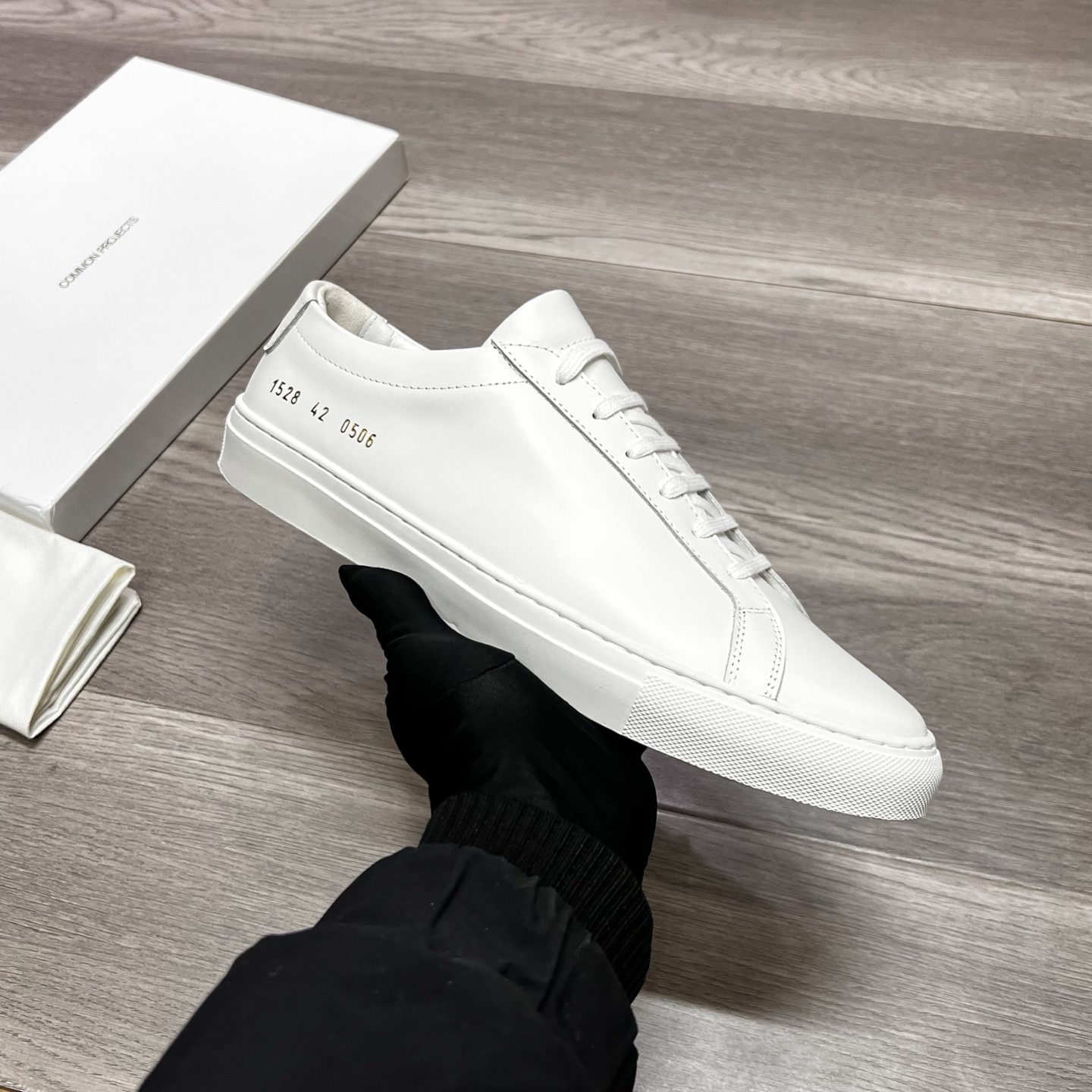 NO:273104,Common ProjectsP New white shoes for a light luxury brand in the United States, imported cowhide upper, original large sole mold opening, imported sheepskin inner lining, generous and stable high-end custom counter original replica, size 38-44, white with women's size 34-40, (45 can be customized), cowhide, sheepskin19860909Common ProjectsP美国一个轻奢品牌新款小白鞋,鞋面进口牛皮,原版大底开模,进口羊皮内里,上脚大气稳重高端定制专柜原版复刻,码38-44,白色有女码34-40,（45可定制）,,cowhide,sheepskin,Men's shoes