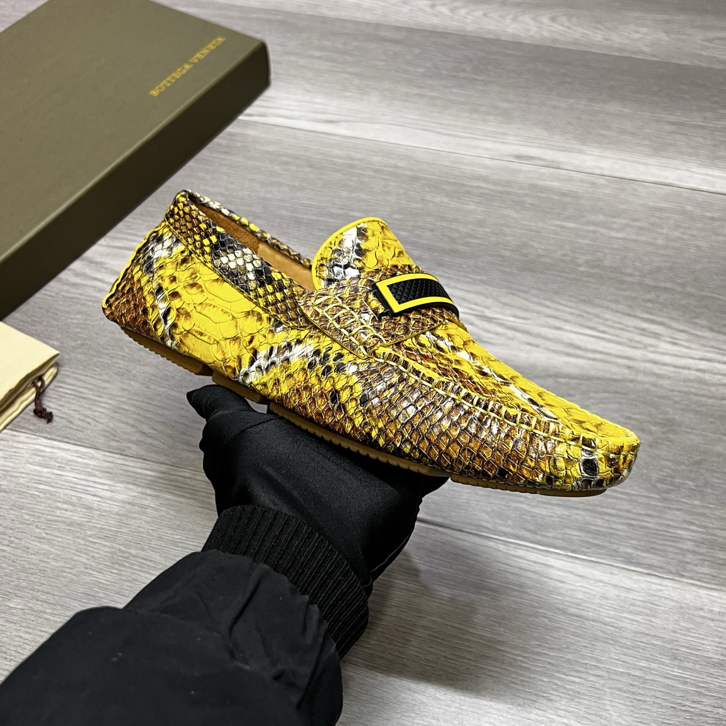 NO:273110,BV pure handmade classic men's beanie shoes driving shoes, footwear, Italian imported cowhide, water dyed cowhide inner lining, original outsole, waterproof platform design, comfortable to wear. Good choice for driving, monochrome selection, size 38-44, (45 can be customized), bottega veneta, cowhide19860909BV纯手工经典款男士豆豆鞋驾车鞋,套脚鞋,选用意大利进口牛皮,水染牛皮内里,原版大底,防水台设计,上脚舒适.出行驾车好选择,单色可选,码数38-44,（45可定做）,,bottega veneta,cowhide,Men's shoes