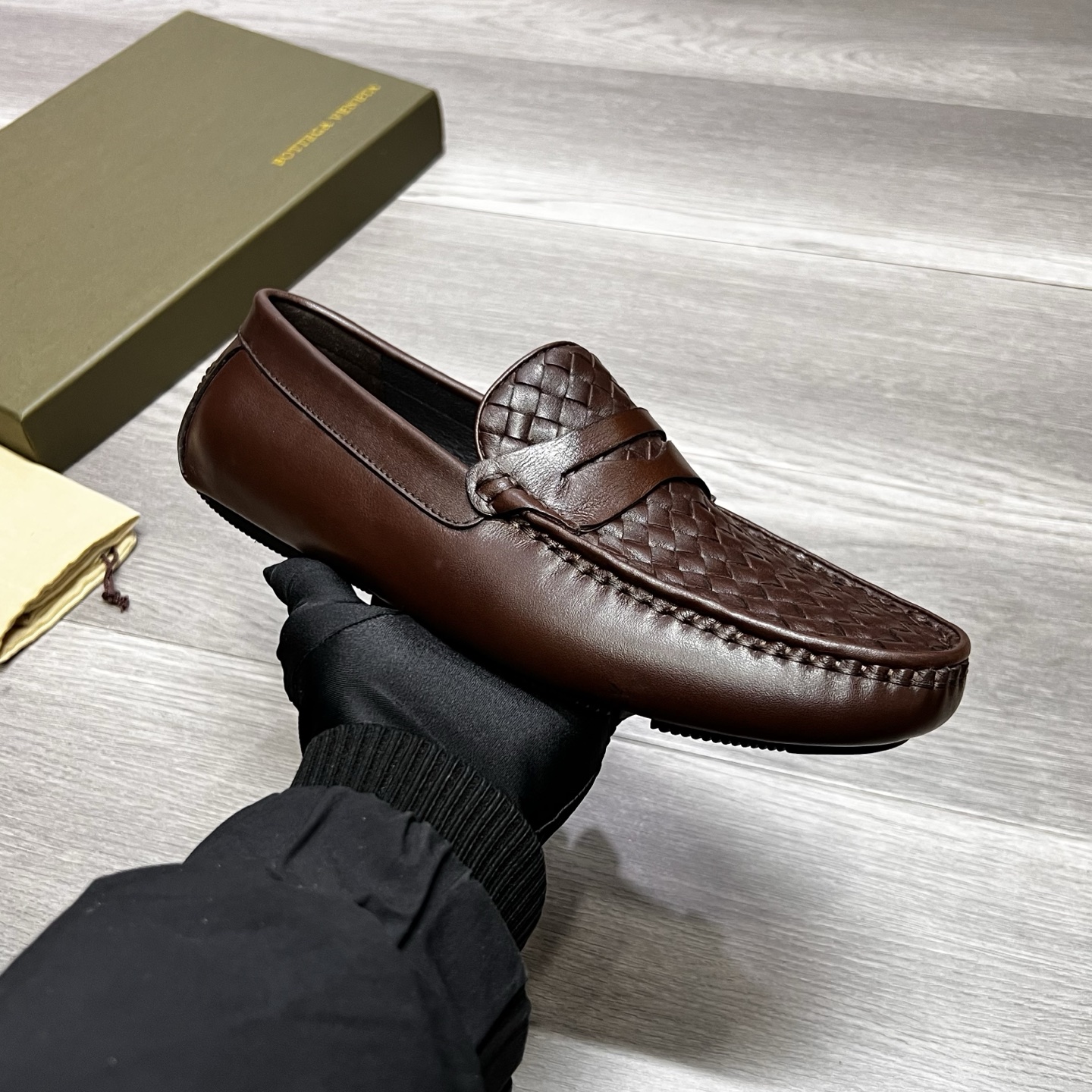 NO:273112,BV pure handmade classic men's beanie shoes driving shoes, footwear shoes, Italian imported cowhide weaving, water dyed cowhide inner lining, original outsole, waterproof platform design, comfortable to wear. Good choice for driving, two colors available, size 38-44, (45 can be customized), bottega veneta, cowhide19860909BV纯手工经典款男士豆豆鞋驾车鞋,套脚鞋,选用意大利进口牛皮编织,水染牛皮内里,原版大底,防水台设计,上脚舒适.出行驾车好选择,两色可选,码数38-44,（45可定做）,,bottega veneta,cowhide,Men's shoes