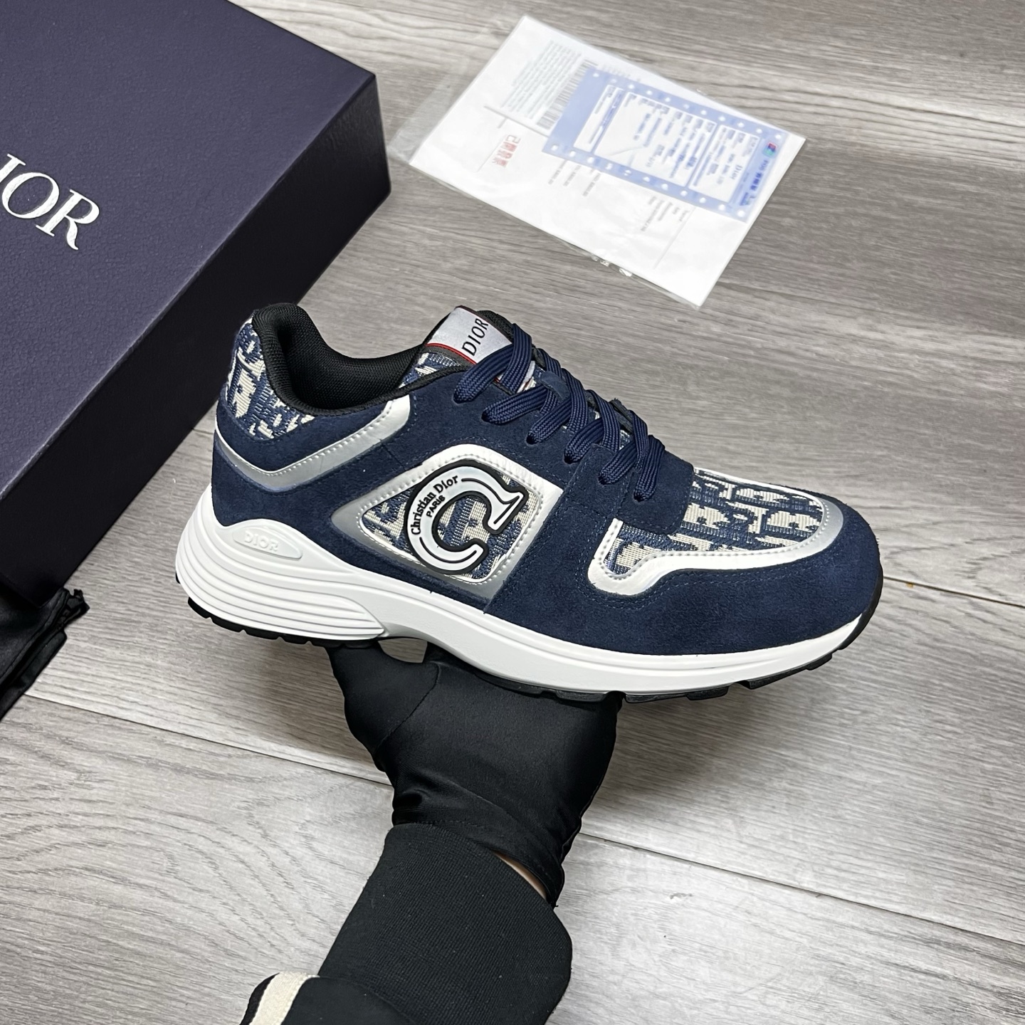 NO:273660,Di~r Sports Running Shoes New sports shoes show fashion style with modern lines. Sports shoes are dynamic but elegant, combining light texture and flexible performance, showing the exquisite craftsmanship of the brand. The upper is spliced ​​with imported mesh fabric technology fabric. The Dio* logo on the tongue. There are conspicuous reflective letter CD three-dimensional logo logos on both sides of the shoe body to indicate identity. The original customized breathable inner lining. The original open mold is extra light engraving effect. The rubber sole is matched with iconic embellishments to enhance the style. The internal elastic details shape the ideal comfortable wearing experience. The thick sole is about 3.5CM high and can be matched with various casual styles to demonstrate the fashionable and modern sports style. Size 38-44, (45, 46 can be customized), dior, sneakers19860909Di~r 运动跑鞋 新款运动鞋以现代线条彰显时尚风范,运动鞋动感十足而不失优雅,将轻盈质感与灵活性能集于一身,尽显品牌精湛工艺,鞋面采用进口网眼织物科技面料拼接 鞋舌上的Dio*标志 ,鞋身两侧有显眼的反光体字母CD立体logo标识表明身份,原版定制透气内里 原版开模大底格外轻盈的雕刻效果橡胶鞋底搭配标志性的点缀提升格调,内部弹力细节塑造理想的舒适穿着体验.厚底高约3.5CM 可与各式休闲造型搭配,彰显时尚现代的运动风范.码数38-44,（45,46可定做）,,dior,sneakers,Men's shoes