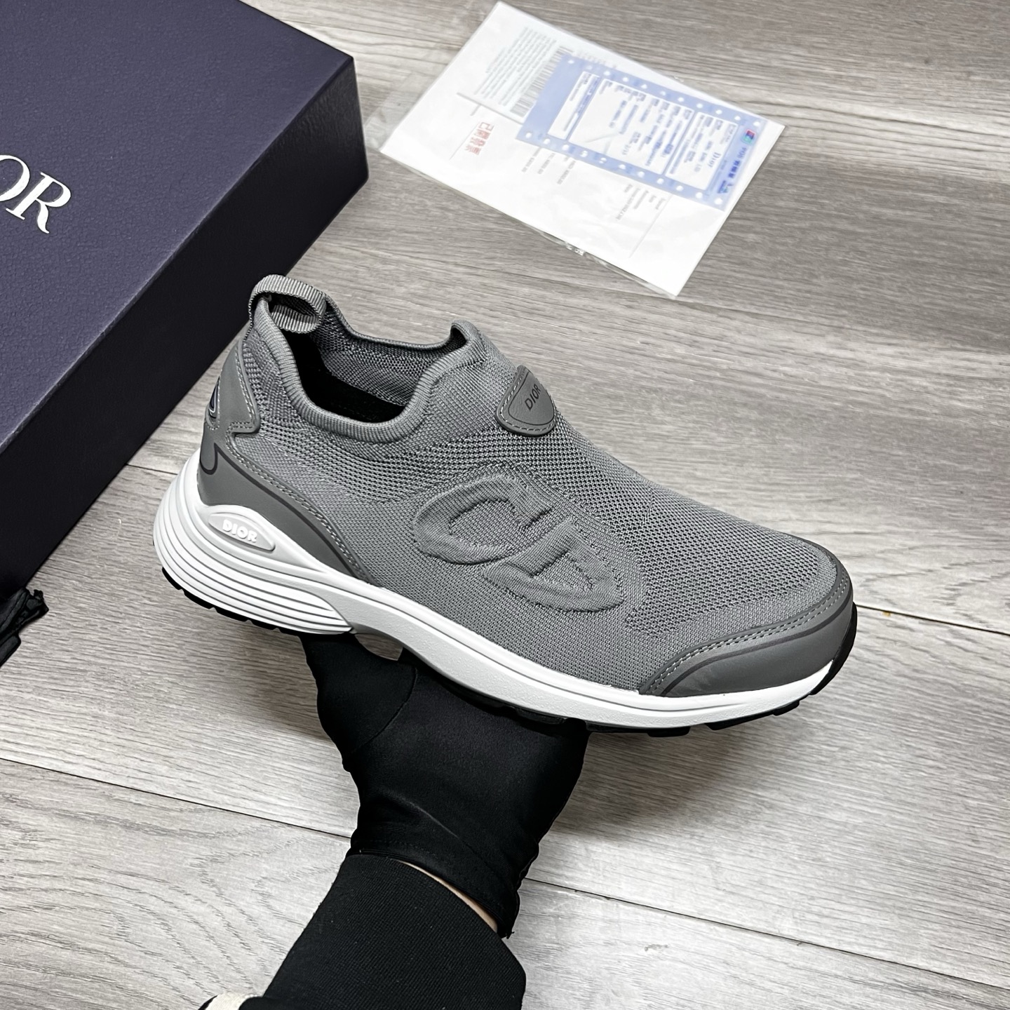 NO:273663,Di~r casual shoes show fashion style with modern lines, full of dynamic without losing elegance, combining light texture and flexible performance, showing the exquisite craftsmanship of the brand. The upper is made of imported flying woven fabric. The Dio* logo on the tongue. The shoe body has conspicuous reflective letter CD three-dimensional logo logo on both sides of the shoe body to indicate identity. The original customized breathable inner lining. The original open mold is extra lightly engraved. The rubber sole is matched with iconic embellishments to enhance the style. The elastic details in the interior shape create an ideal comfortable wearing experience. It can be matched with various casual styles to demonstrate the fashionable and modern sports style. The size number is 38-44, (45,46 can be customized), dior19860909Di~r 休闲鞋 以现代线条彰显时尚风范,动感十足而不失优雅,将轻盈质感与灵活性能集于一身,尽显品牌精湛工艺,鞋面采用进口飞织布面料 鞋舌上的Dio*标志 ,鞋身两侧有显眼的反光体字母CD立体logo标识表明身份,原版定制透气内里 原版开模大底格外轻盈的雕刻效果橡胶鞋底搭配标志性的点缀提升格调,内部弹力细节塑造理想的舒适穿着体验.可与各式休闲造型搭配,彰显时尚现代的运动风范.码数38-44,（45,46可定做）,,dior,Men's shoes