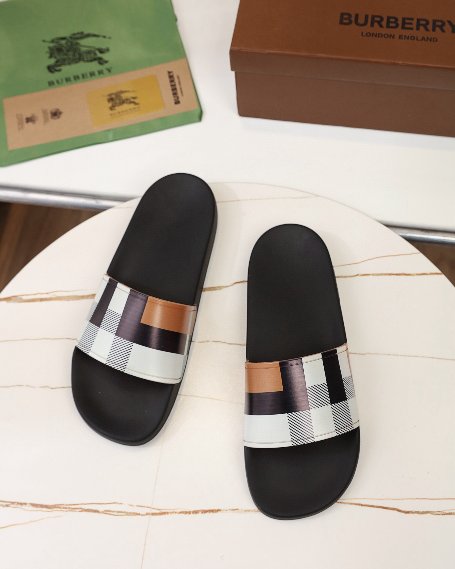 NO:280656,:【Babbery】Official website new original 1:1 Size:38–46 Burberry classic men's slippers, high-end quality, original material, tpu upper foam sole, fine workmanship, casual loose and comfortable, must-have in summer, burberry, slippers19860909:【巴宝利】官网新款原版1:1 Size:38–46 巴宝莉经典男士拖鞋,高端精品,原版材质,tpu鞋面 发泡底 精细做工,休闲宽松舒适型,夏季必入款,,burberry,slippers,Men's shoes