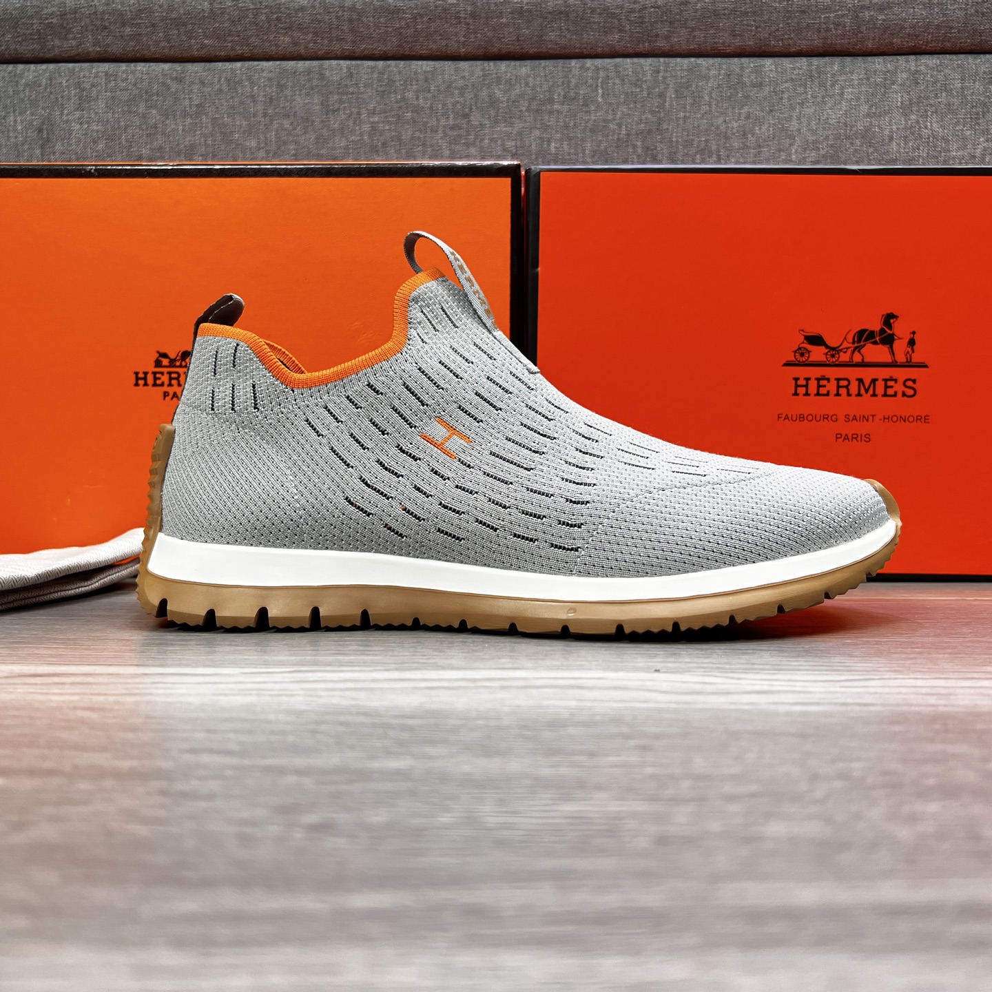 NO:349962,: Hermes counter new men's casual sneakers, high-tech imported fabrics, high-density integrated fly woven material, light, comfortable and breathable, colorful elastic shoes with easy access to the feet, lightweight foam original sole, creating a lightweight, vibrant and fashionable style!  38-44 (45 custom made), hermes, sneakers19860909:爱马仕专柜新款男士休闲运动鞋,面料采运高技进口机器制造高密度一体飞织材质,轻盈舒适透气,彩色带松紧鞋口入脚方便,轻质发泡原版大底,打造轻盈活力时尚风格！38-44（45定做）,,hermes,sneakers,Men's shoes