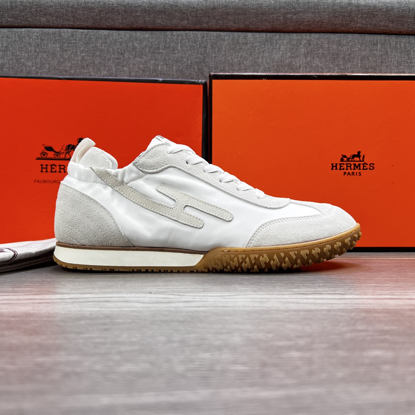 NO:349981,The new model is on the shelves Hermes latest Jet series couple casual sports training shoes Suede goatskin sneakers decorative contrasting patterns and iconic 