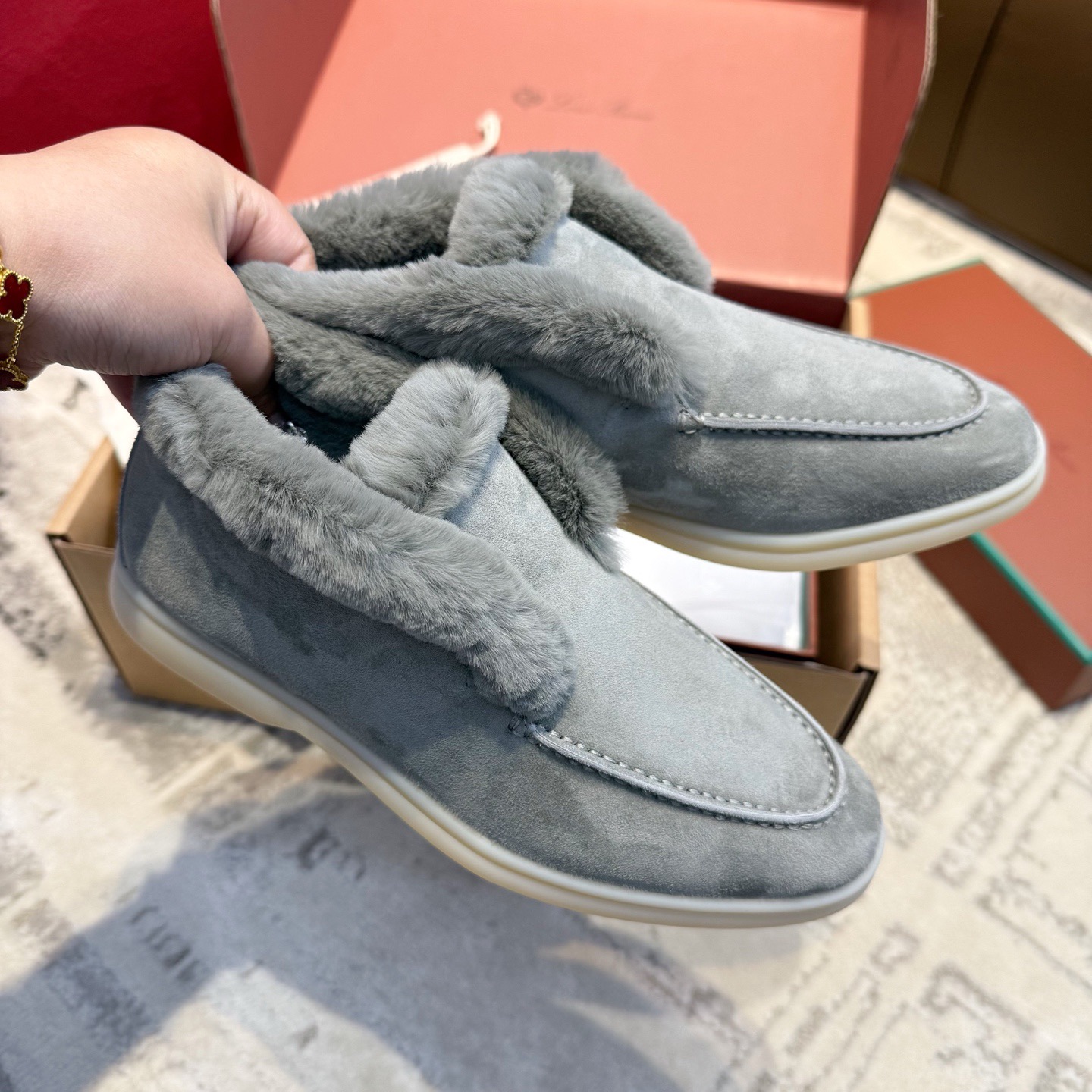 NO:579452,: Purchasing level || 2025 nutria fur high-top fur shoes [top purchasing quality from major manufacturers] Loro ana Summer Walk shoes are made of suede ~ waterproof treated ~ beaver fur lining ~ embellished with ribbons and Loro ana's My Charms charms ~ all uppers are hand-sewn ~ white soles decorated with initials ~ anti-slip treatment uppers exclusive original 1:1 custom imported suede Inner feet, nutria sheared with cowhide lining, outsole, exclusive original 1:1 customized rubber tendon outsole, Size 35～40, (customized 41/42) (comes with a pair of cowhide feet), complete set, loro piana, cowhide, chamois leather19860909:代购级别 ||2025海狸鼠皮草高帮毛毛鞋【大厂顶级代购品质】 Loro ana Summer Walk 鞋选麂皮材质～经防水处理～內里海狸皮草～缀有饰带以及 Loro ana 的 My Charms 挂饰～鞋面全部纯手工缝制～白鞋底饰有 首字母缩写～经过防滑处理 鞋面独家原版1:1定制进口麂皮 内里垫脚海狸鼠剪毛配牛皮里 大底独家原版1:1定制橡胶牛筋大底 Size35～40 ,（41/42定制） （附送一双牛皮垫脚） 全套配齐,,loro piana,cowhide,chamois leather,Men's shoes