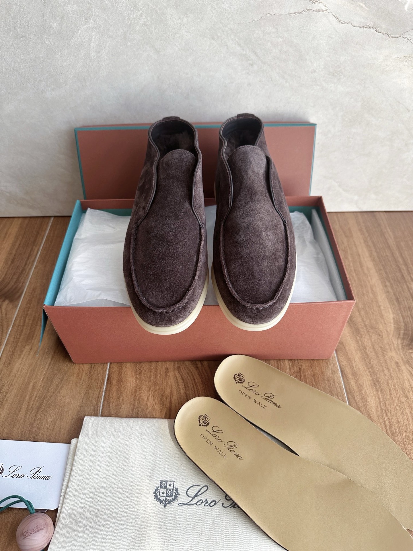 NO:579458,:[Men's Shoes and Wool Boots] Italian treasure brand L Hermès matches the brand!  Low-key luxury, only when you wear it will you know how comfortable it is!  All the styles are worn by the upper class people in the world who have status and want to keep high quality and keep a low profile, which is the legendary endorsement of 'you get what you pay for' and 'you get what you pay for'!  The ace loafers, only after wearing them do we realize that they cannot live up to our feet [laughing] The fabric is customized with imported calf velvet/imported calfskin. The lining is customized with imported calfskin. The foot pads are imported benzene-dyed calfskin. The midsole is customized with cowhide leather. The outsole is an exclusive original milk color outsole. The hardware is an exclusive original pendant. Exclusive packaging (tag brand paper outer box) Code size 38-45 standard code (46  .47,48 customized (non-refundable), hermes, loafers, boots, cowhide19860909:【男鞋毛靴】 意大利宝藏品牌L爱马仕匹配的品牌！低调奢华,只有自己穿了才知道有多舒服！ 的款式都是世界上有身份且希望高品质 保持低调做派的上层人士穿着,也就是传说中的一分钱一分货、一分钱三分货的代言！ 的王牌乐福鞋,穿了才知道不能辜负我们的双脚[偷笑] 面料定制进口小牛绒/进口小牛皮 内里定制进口胎牛皮 垫脚进口苯染小牛皮 中底定制牛皮皮中底 大底独家原版牛奶色大底 五金独家原版吊坠 包装独家包装（吊牌品牌纸外盒） 码数38-45标准码（46 .47,48定制不退换）,,hermes,loafers,boots,cowhide,Men's shoes