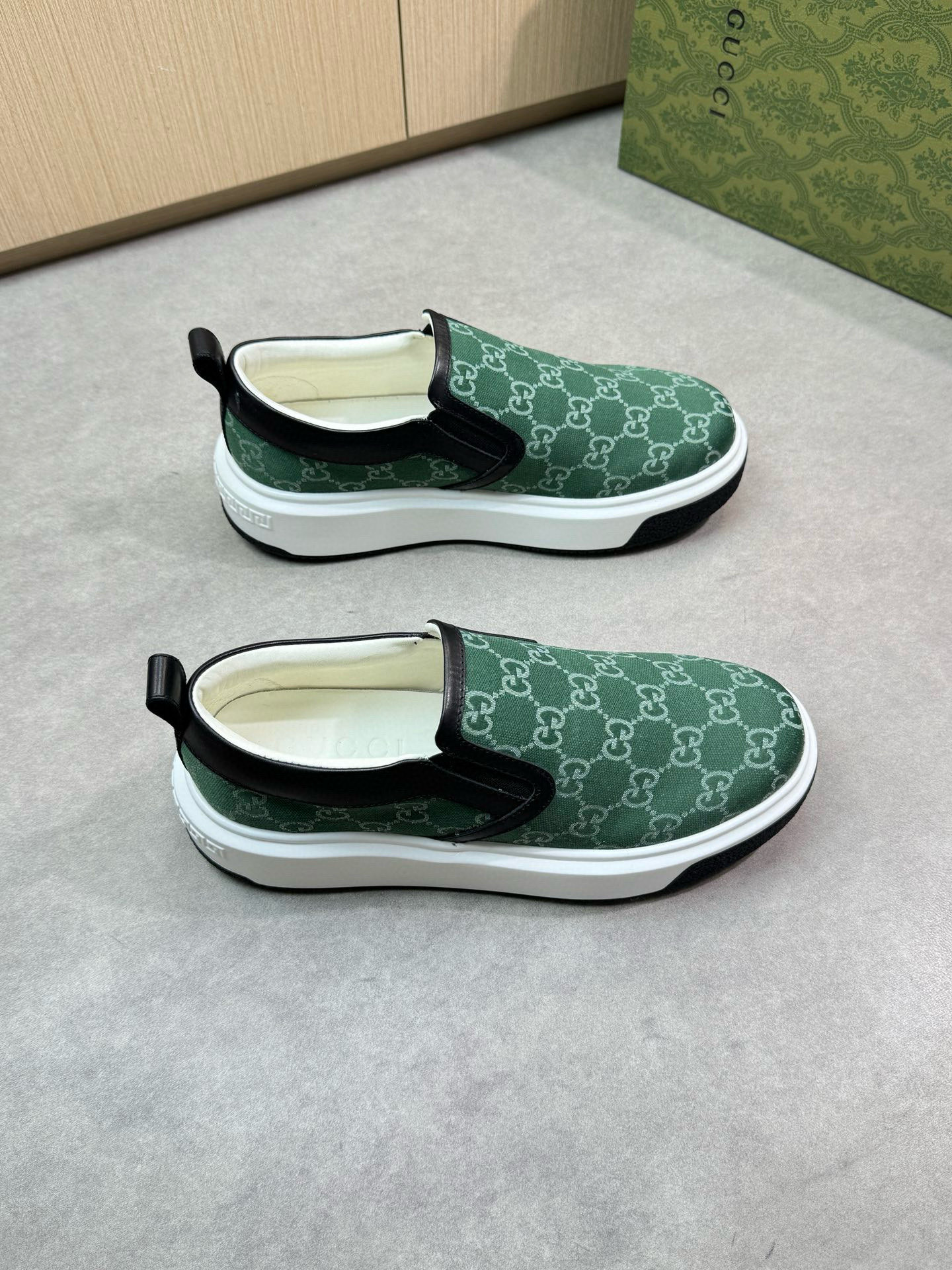 NO:621126,[Gucci] Gucci - High-end quality original casual sneakers for slip-ons - Upper Nappa calfskin, brand totem high mercerized cloth - Lining water-dyed cowhide - Outsole ultra-light TPU·rubber; two-color molded outsole - Super high quality control·Fine workmanship highlights (high-end·luxury·grade) -Size 38-44 (45, can be customized),,gucci,gucci,sneakers,cowhide19860909【Gucci】古驰 -高端品质 原单休闲运动鞋一脚蹬套脚 -鞋面纳帕小牛皮、品牌图腾高丝光布匹 -内里水染牛皮 -大底超轻TPU·橡胶；双色成型大底 -超高品控·做工精细凸显(高端·贵气·档次) -Size 38-44（45,可订做),,gucci,gucci,sneakers,cowhide,Men's shoes