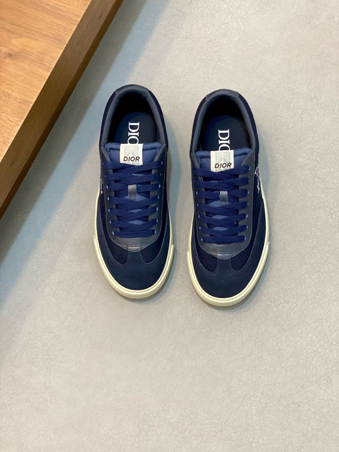 NO:621131,: Dior  Embossed logo, with navy blue mohair wide laces and matte tone-on-tone brass eyelets. White Dior Oblique pattern rubber sole, with a contrasting Dior 30 Avenue Montaigne logo on the back to enhance style. It can add fashion to casual looks. Beautifully packaged at the delivery counter. Fabric original custom Oblique presbyopia + cowhide. Lining original custom sheepskin + breathable mesh lining. Original molded anti-slip rubber material. Bottom thickness 4CM  Size: Men's 38-45 (38, 45, 46 customized), dior, dior, sneakers, cowhide, sheepskin19860909:迪奥Dior x Denim 最新Tears联名合作款 系列 休闲 运动鞋 滑板鞋 原版购入开发 做货 这款 运动鞋是二零二三秋季新品,重新诠释经典的网球鞋,时尚的廓形突显厚实感.采用海军蓝色和白色提花面料精心制作,饰以 Oblique 印花,搭配绒面革镶片,别具一格的加垫鞋舌点缀以 Dior 压花标志,搭配海军蓝色马海毛宽鞋带和哑光同色调饰面黄铜孔眼.白色 Dior Oblique 图案橡胶鞋底,后侧饰以对比鲜明的 Dior 30 Avenue Montaigne 标志提升格调.可为休闲造型增添时尚气质 配送专柜精美包装 面料原版定制Oblique老花+牛皮 内里原版定制羊皮+透气网里 鞋底原版开模防滑橡胶材质 底厚4CM Size:男款38-45（38、45、46 订做）,,dior,dior,sneakers,cowhide,sheepskin,Men's shoes