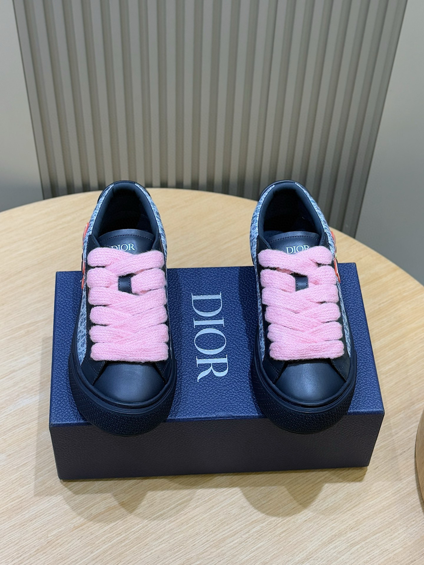 NO:621136,:DiorB33 Dior sneakers A new interpretation of a classic tennis shoe with a modern silhouette and a heavy feel. Crafted from black smooth calf leather with Oblique print, it is unique with a padded tongue with Dio signature, wide white mohair laces and tone-on-tone brass eyelets with a matte finish. Creamy white Oblique print effect rubber sole with contrasting Dior 30 Avenue Montaigne on the rear.  The logo enhances style. It can add fashionable temperament to casual looks. Size38–44 (customized for men 38.45),, dior, dior, sneakers, cowhide19860909:DiorB33 迪奥运动鞋 全新演绎经典的网球鞋,时尚廓形突显厚重质感采用黑色光滑牛皮革精心制作,饰以Oblique 印花,搭配饰以 Dio标志的加垫鞋舌、白色马海毛宽鞋带和哑光饰面同色调黄铜孔眼,别具一格.奶油白色 Oblique 印花效果橡胶鞋底,后侧饰以对比鲜明的 Dior 30 Avenue Montaigne 标志提升格调.可为休闲造型增添时尚气质. Size38–44（男38.45定制）,,dior,dior,sneakers,cowhide,Men's shoes