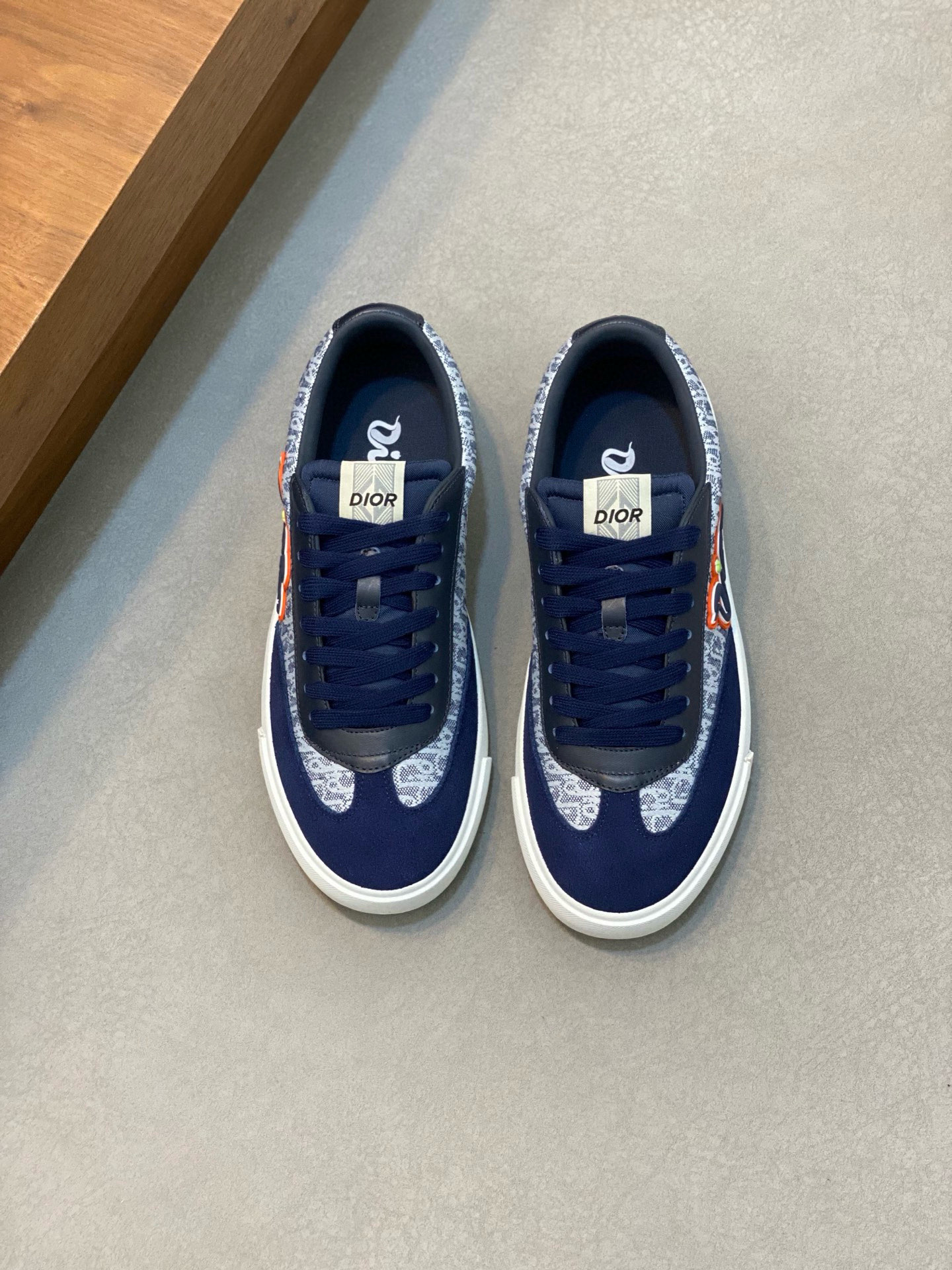 NO:621141,: Dior  Embossed logo, with navy blue mohair wide laces and matte tone-on-tone brass eyelets. White Dior Oblique pattern rubber sole, with a contrasting Dior 30 Avenue Montaigne logo on the back to enhance style. It can add fashion to casual looks. Beautifully packaged at the delivery counter. Fabric original custom Oblique presbyopia + cowhide. Lining original custom sheepskin + breathable mesh lining. Original molded anti-slip rubber material. Bottom thickness 4CM  Size: Men's 38-45 (38, 45 customized), dior, dior, sneakers, cowhide, sheepskin19860909:迪奥Dior x Denim 最新Tears联名合作款 系列 休闲 运动鞋 滑板鞋 原版购入开发 做货 这款 运动鞋是二零二三秋季新品,重新诠释经典的网球鞋,时尚的廓形突显厚实感.采用海军蓝色和白色提花面料精心制作,饰以 Oblique 印花,搭配绒面革镶片,别具一格的加垫鞋舌点缀以 Dior 压花标志,搭配海军蓝色马海毛宽鞋带和哑光同色调饰面黄铜孔眼.白色 Dior Oblique 图案橡胶鞋底,后侧饰以对比鲜明的 Dior 30 Avenue Montaigne 标志提升格调.可为休闲造型增添时尚气质 配送专柜精美包装 面料原版定制Oblique老花+牛皮 内里原版定制羊皮+透气网里 鞋底原版开模防滑橡胶材质 底厚4CM Size:男款38-45（38、45订做）,,dior,dior,sneakers,cowhide,sheepskin,Men's shoes