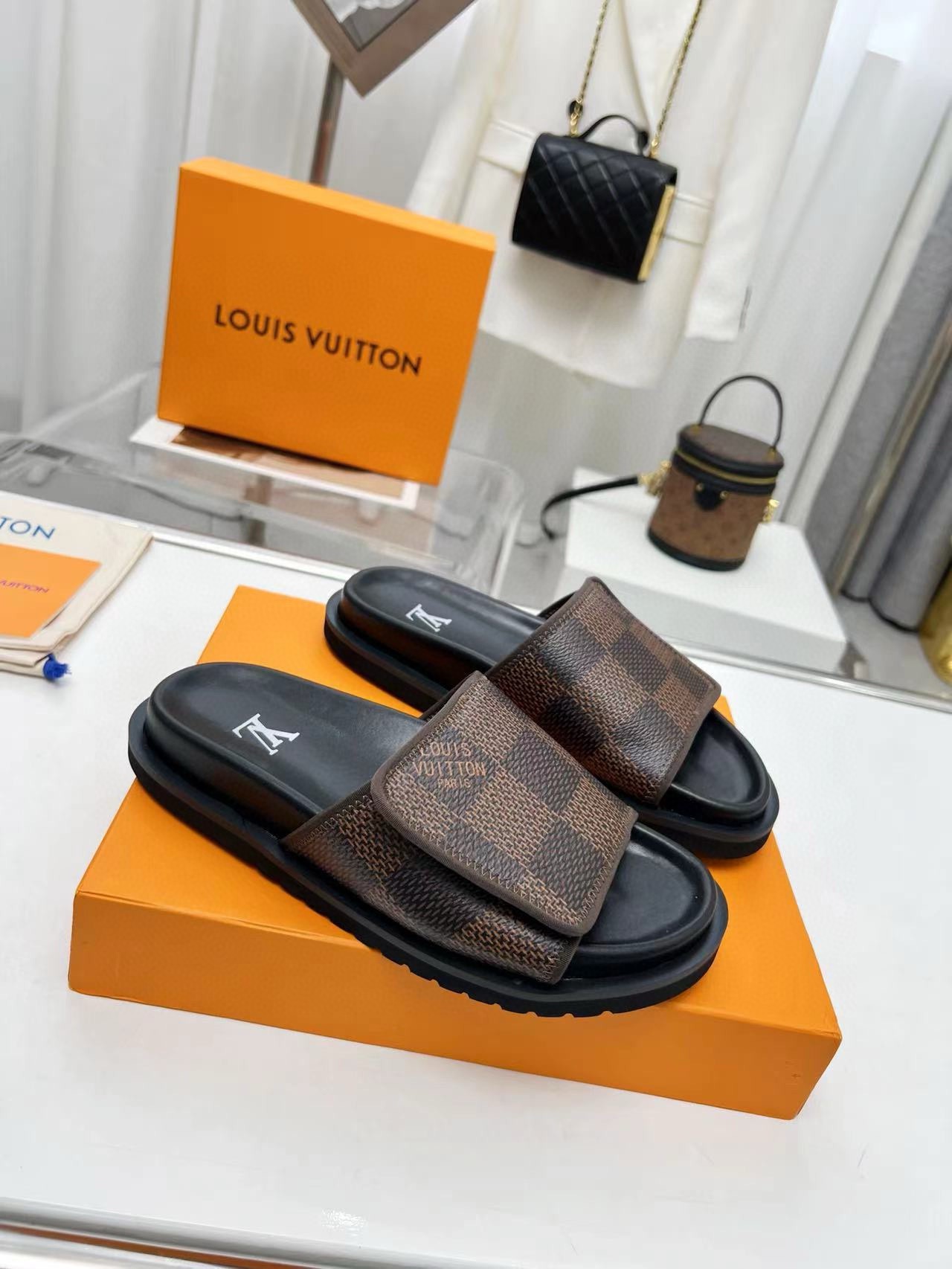 NO:744402,: LV luxury trainer slippers, made of first-layer calf leather, light and comfortable. The upper straps are decorated with monogram embossing, which brings a unique color splicing effect. The precise fit of the insole and fine-grained rubber outsole are inspired by LV trainer size 38-45, Louis Vuitton, slippers, cowhide19860909:LV奢品trainer 拖鞋,选用头层小牛皮材质,轻盈舒适.鞋面饰带饰有 monogram 压纹.带来别致的色彩拼接效果.精准贴脚的鞋垫与细纹橡胶外底灵感源自 lv trainer size38-45,,louis vuitton,slippers,cowhide,Men's shoes