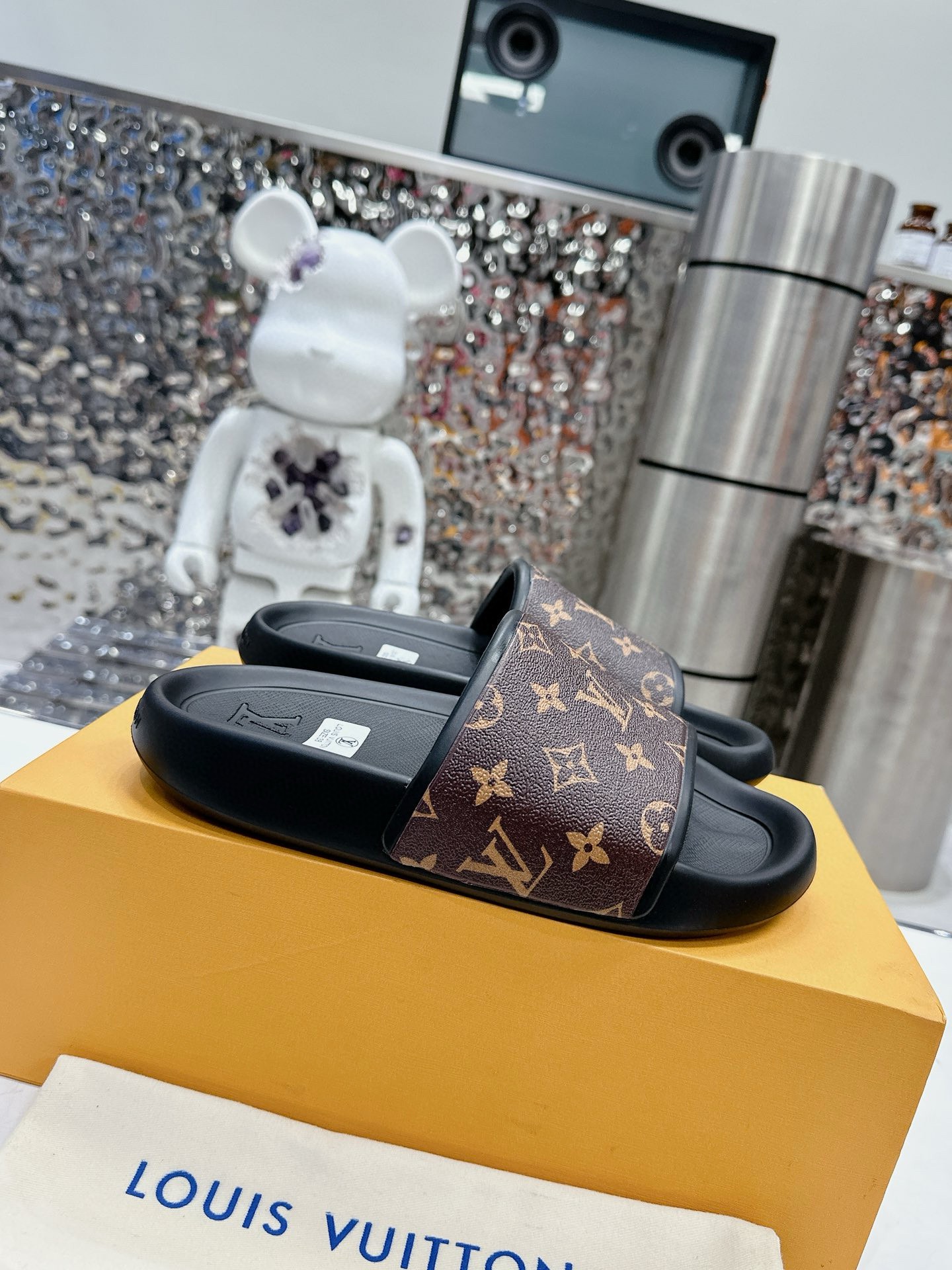 NO:744409,: LV donkey slippers high-end brand official website 1:1 latest masterpiece original mold customization, latest 5D printing technology upgraded outsole, lighter and non-slip. Top quality in the market, simple yet tasteful, a must-have for trendsetters, fashion is at your feet, full of confidence, the season of summer slippers with the same style in the counter is here. Size 38-45, louis vuitton, louis vuitton, slippers19860909: LV 驴牌拖鞋高端品牌 官网1:1最新力作原版开模定制,最新5D打印工艺 升级版大底,更轻便,防滑.市场顶级品质,简单不失品味,潮人必备,时尚就在脚下,自信满满,专柜同款夏季拖鞋的季节来了.码数38-45,,louis vuitton,louis vuitton,slippers,Men's shoes