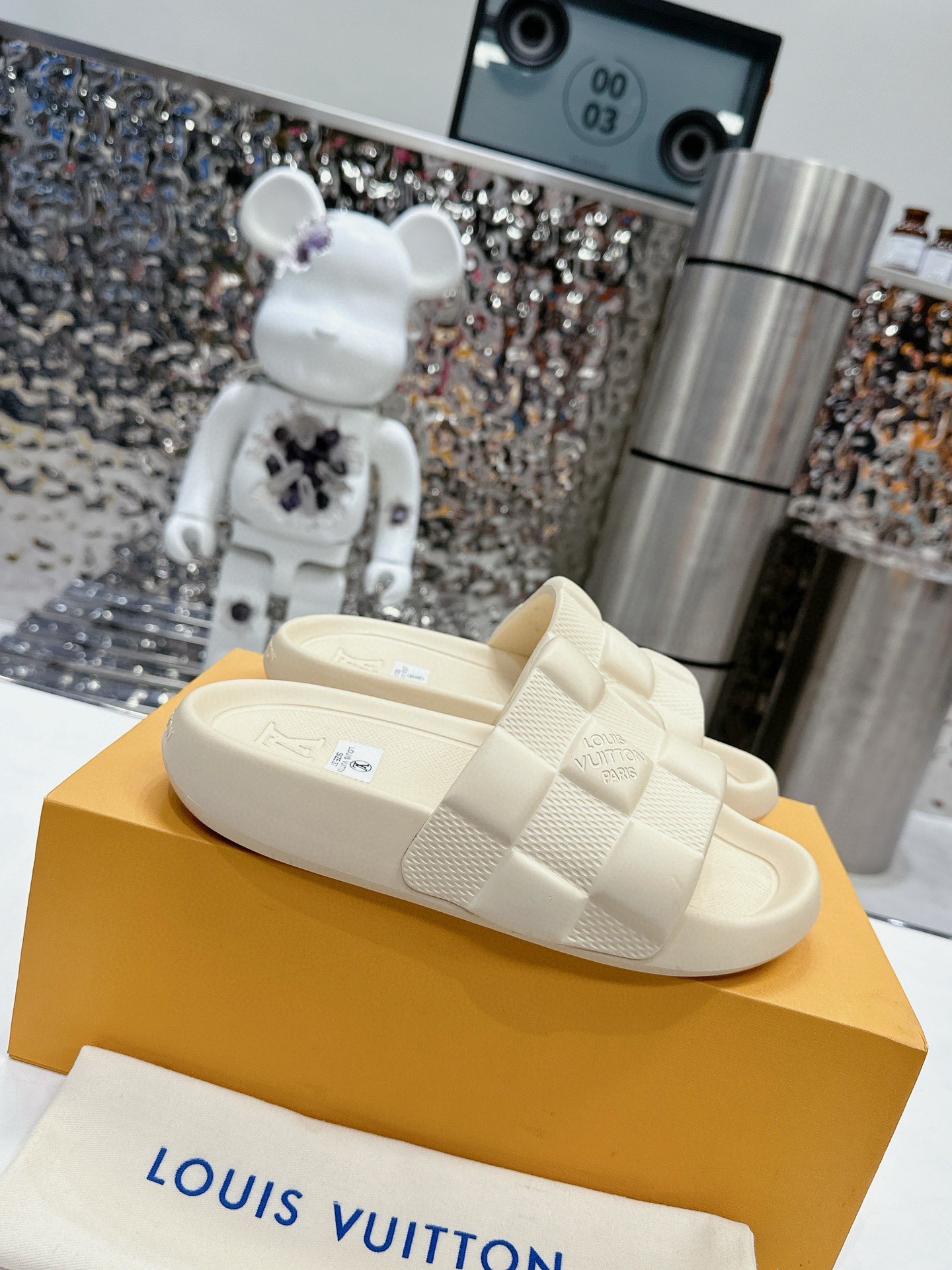 NO:744415,LV donkey brand Louis Vuitton monogram embossed slippers This season, Waterfront slippers are back with a new look. The upper buckle is embossed with Louis Vuitton's iconic Monogram pattern. Made of waterproof rubber, with a comfortable and tough insole. The light and flexible outsole is embossed with the Louis Vuitton logo. Exquisite packaging at the delivery counter. Fabric: Original open-molded rubber foam. No lining. Original open-molded rubber foam outsole. Bottom thickness 3CM. Size: 38-45, Louis Vuitton.  vuitton,louis vuitton,louis vuitton,slippers19860909LV 驴牌 路易威登 monogram 浮雕 拖鞋本季,Waterfront拖鞋焕新回归,鞋面扣带压印路易威登标志性的 Monogram 图案.由防水橡胶制成,搭配舒适韧性鞋垫.轻盈灵活的外底压印路易威登标识. 配送专柜精美包装 面料:原版开模橡胶发泡 内里无内里 鞋底原版开模橡胶发泡大底 底厚3CM Size:38-45,,louis vuitton,louis vuitton,louis vuitton,slippers,Men's shoes