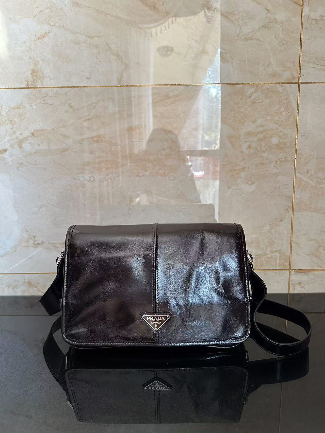 Medium Latest model! PRADA! One shoulder crossbody bag! 100% imported oil wax cowhide fragrant leather! With natural leather fragrance, the leath