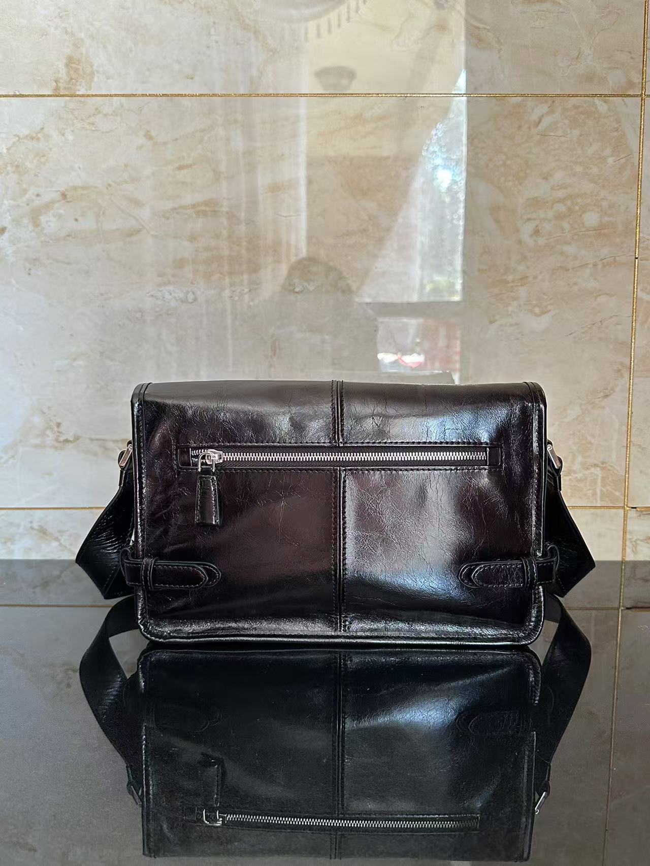 Medium Latest model! PRADA! One shoulder crossbody bag! 100% imported oil wax cowhide fragrant leather! With natural leather fragrance, the leath