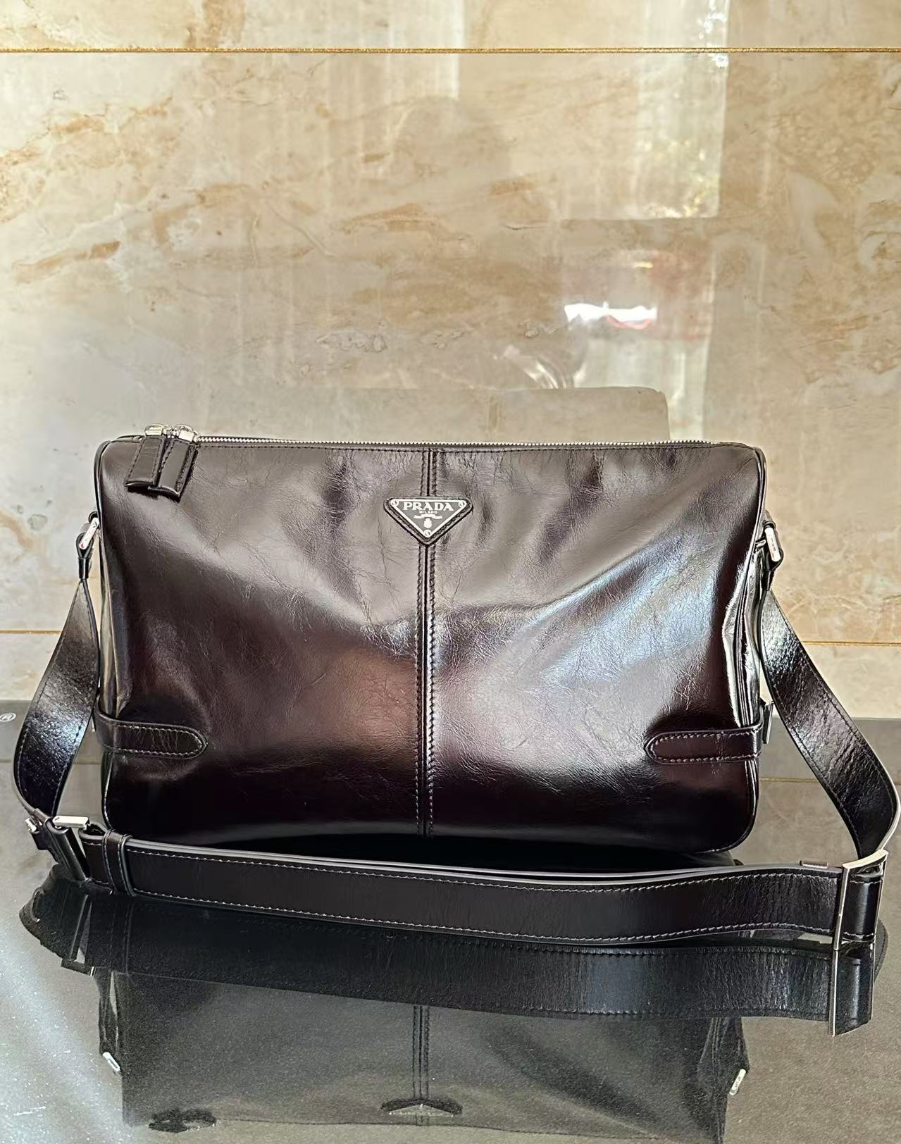 25 latest models PRADA! Leather shoulder crossbody bag! 100% imported oil wax leather! With natural leather fragrance, the leather is soft and co