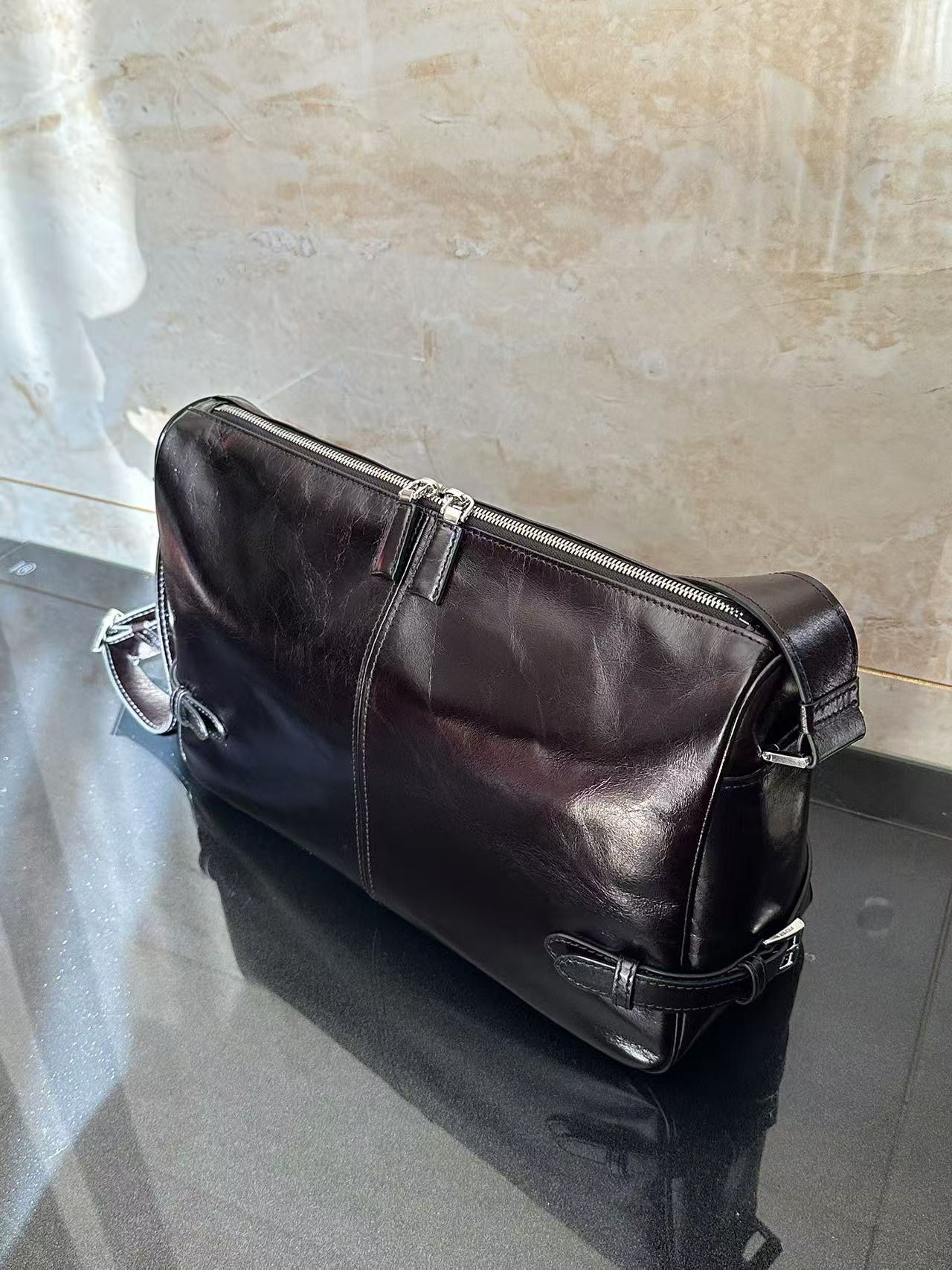 25 latest models PRADA! Leather shoulder crossbody bag! 100% imported oil wax leather! With natural leather fragrance, the leather is soft and co