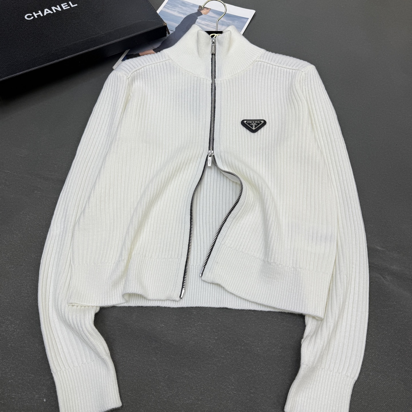 25冬季PRAD*女装新款，🆕定制羊绒金线纱，厚实立领双拉链头三角牌潮款版型开衫长袖🌟 灰色/红色/白色