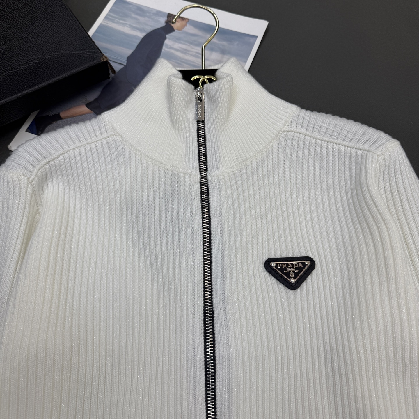 25冬季PRAD*女装新款，🆕定制羊绒金线纱，厚实立领双拉链头三角牌潮款版型开衫长袖🌟 灰色/红色/白色