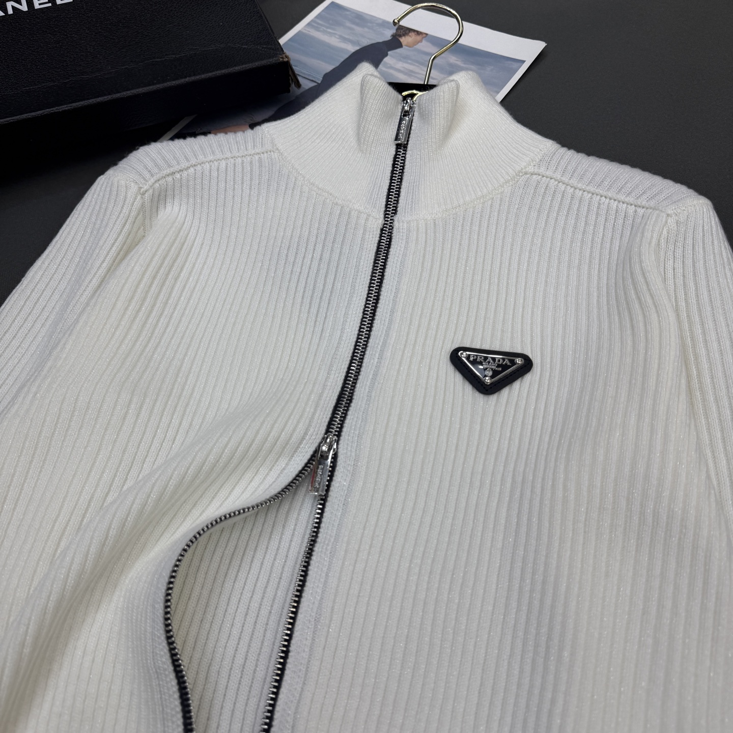 25冬季PRAD*女装新款，🆕定制羊绒金线纱，厚实立领双拉链头三角牌潮款版型开衫长袖🌟 灰色/红色/白色