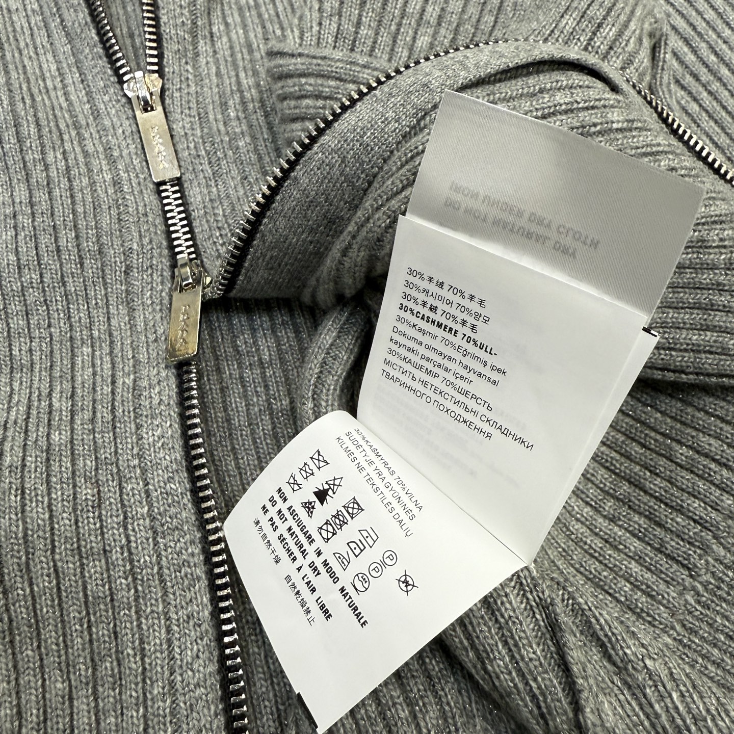 25冬季PRAD*女装新款，🆕定制羊绒金线纱，厚实立领双拉链头三角牌潮款版型开衫长袖🌟 灰色/红色/白色