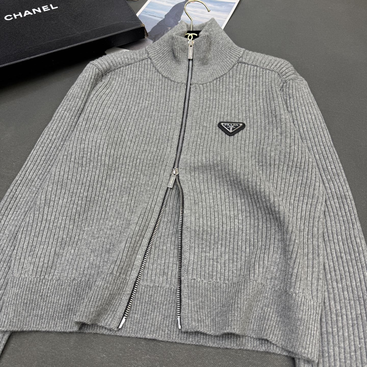 25冬季PRAD*女装新款，🆕定制羊绒金线纱，厚实立领双拉链头三角牌潮款版型开衫长袖🌟 灰色/红色/白色