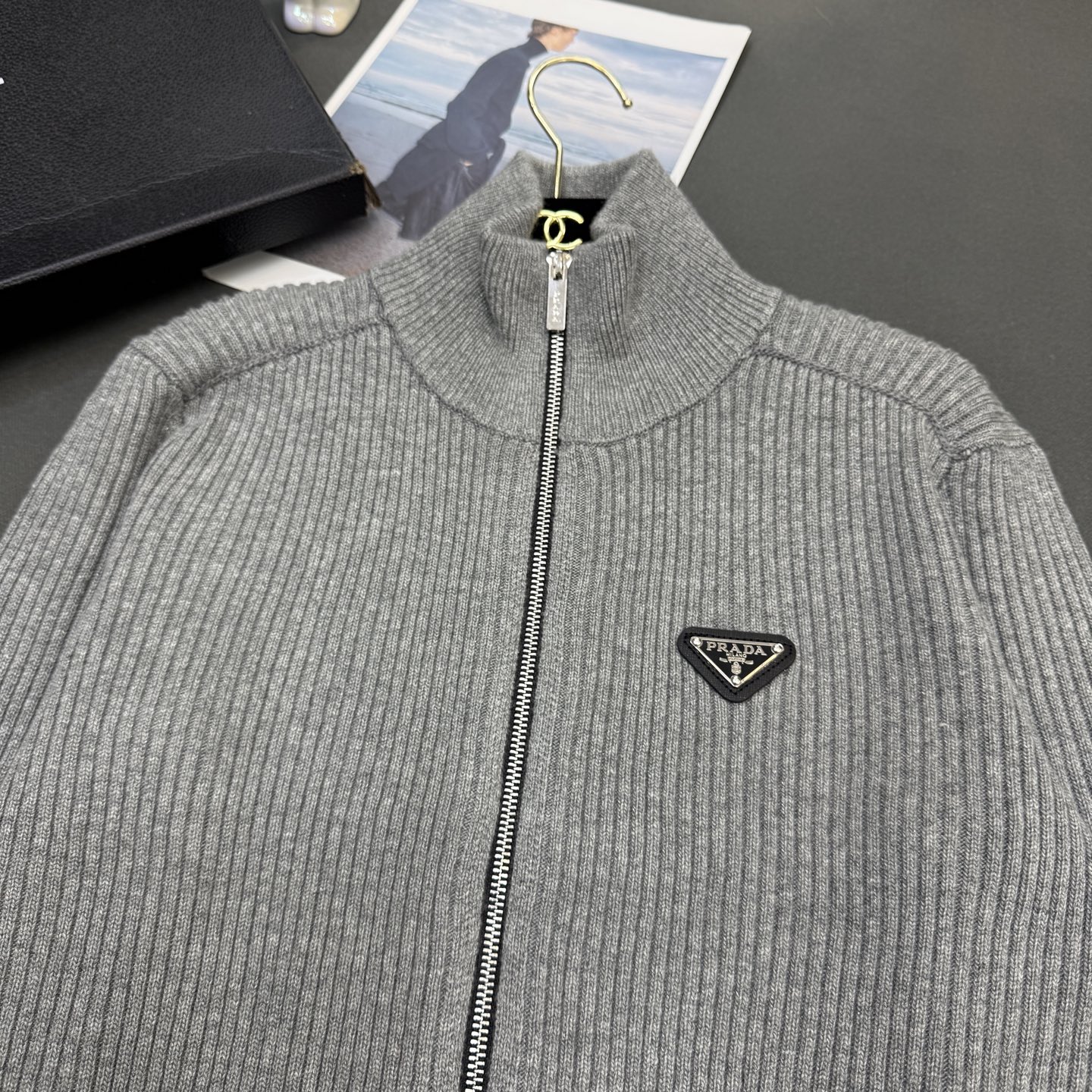 25冬季PRAD*女装新款，🆕定制羊绒金线纱，厚实立领双拉链头三角牌潮款版型开衫长袖🌟 灰色/红色/白色