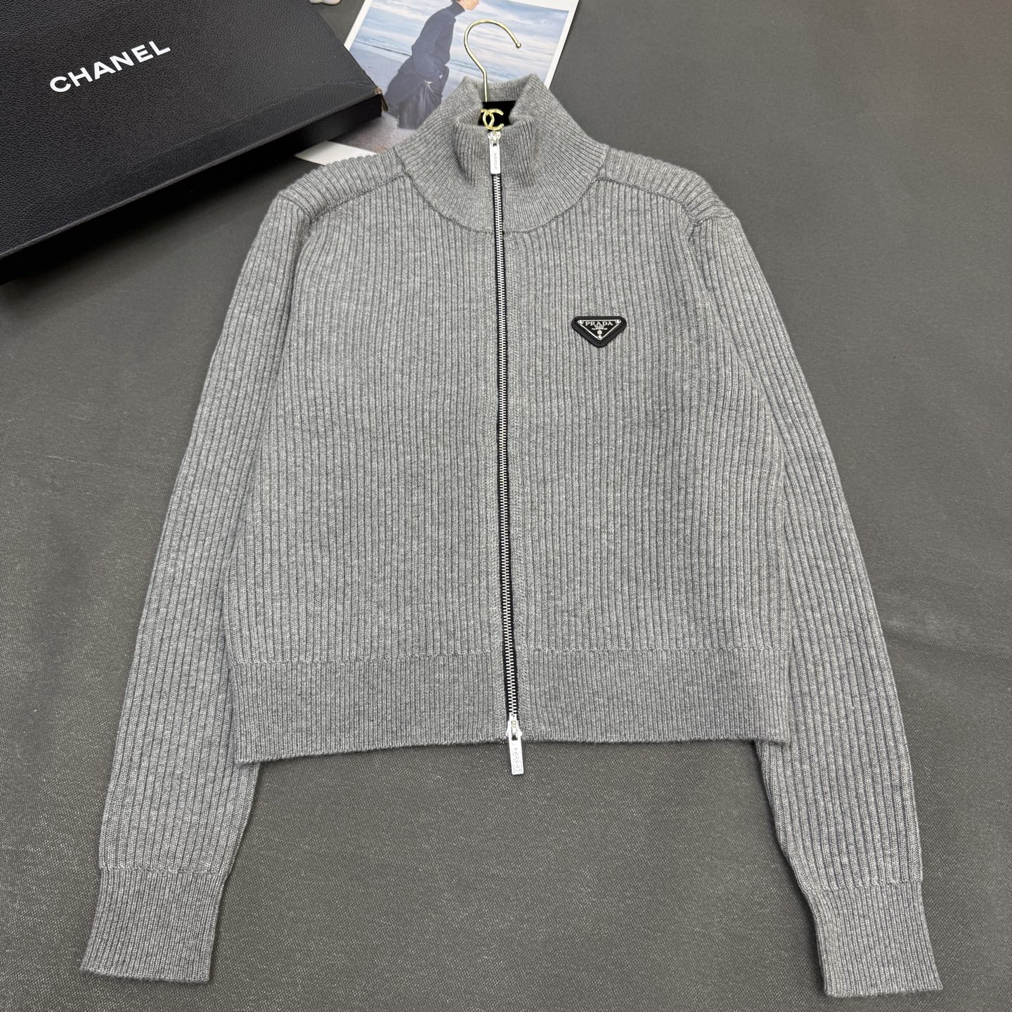 25冬季PRAD*女装新款，🆕定制羊绒金线纱，厚实立领双拉链头三角牌潮款版型开衫长袖🌟 灰色/红色/白色