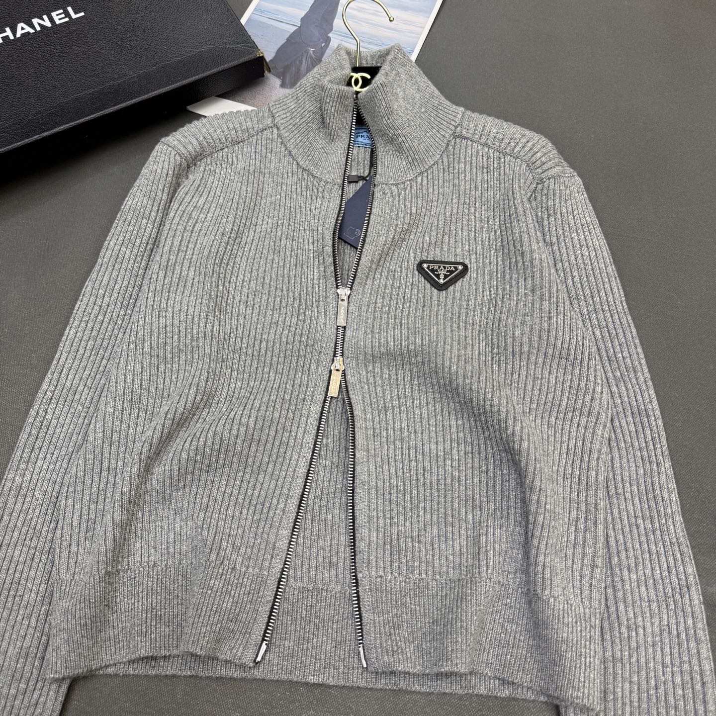 25冬季PRAD*女装新款，🆕定制羊绒金线纱，厚实立领双拉链头三角牌潮款版型开衫长袖🌟 灰色/红色/白色