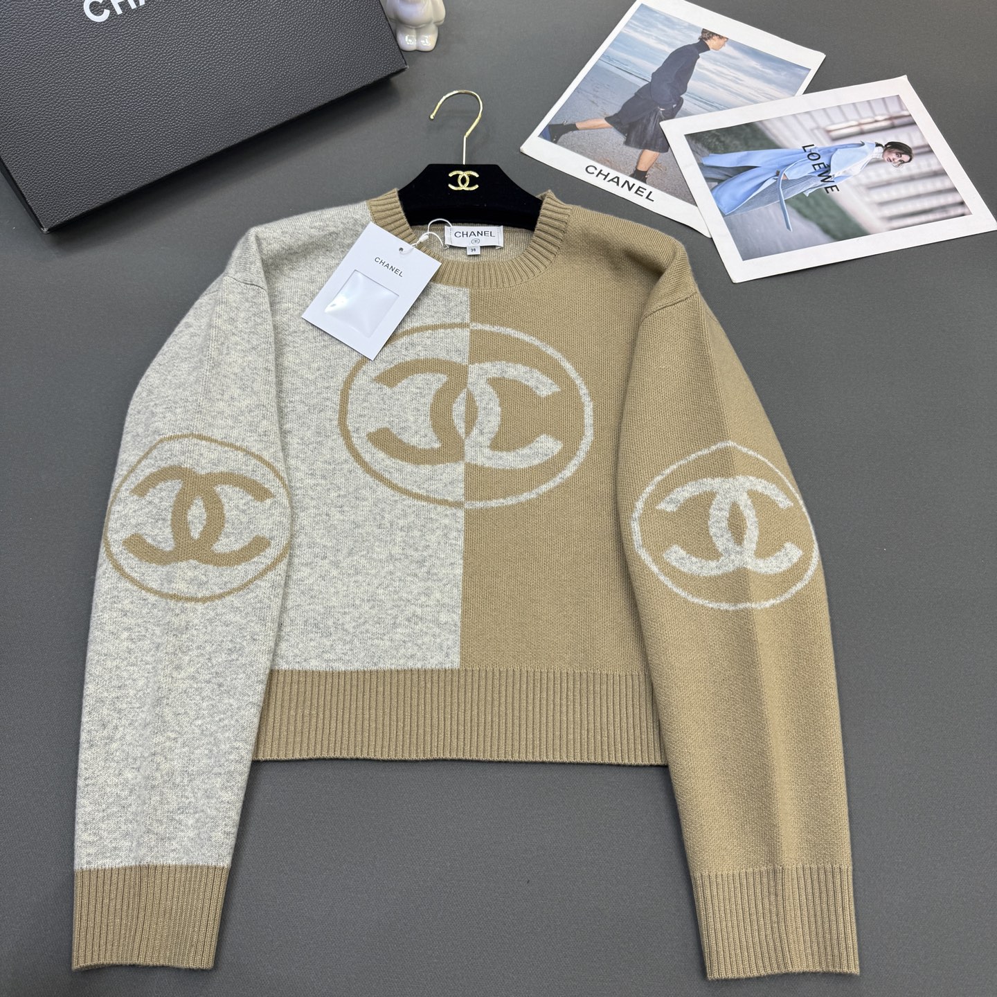 25冬季小香新款🆕亲肤厚实羊绒，圆领拼色LOGO图案，潮款版型时尚百搭长袖1️⃣色卡其色尺码sml 现货