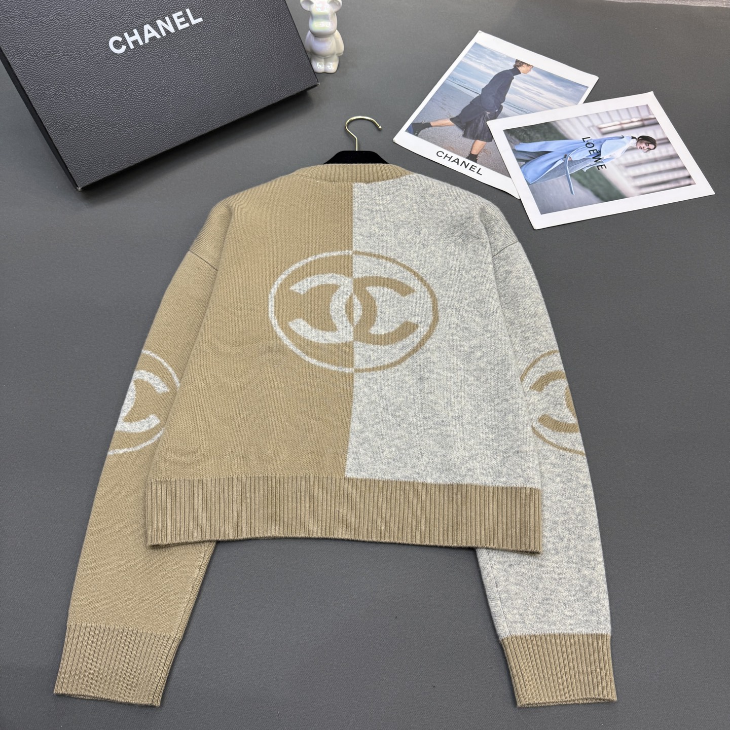 25冬季小香新款🆕亲肤厚实羊绒，圆领拼色LOGO图案，潮款版型时尚百搭长袖1️⃣色卡其色尺码sml 现货