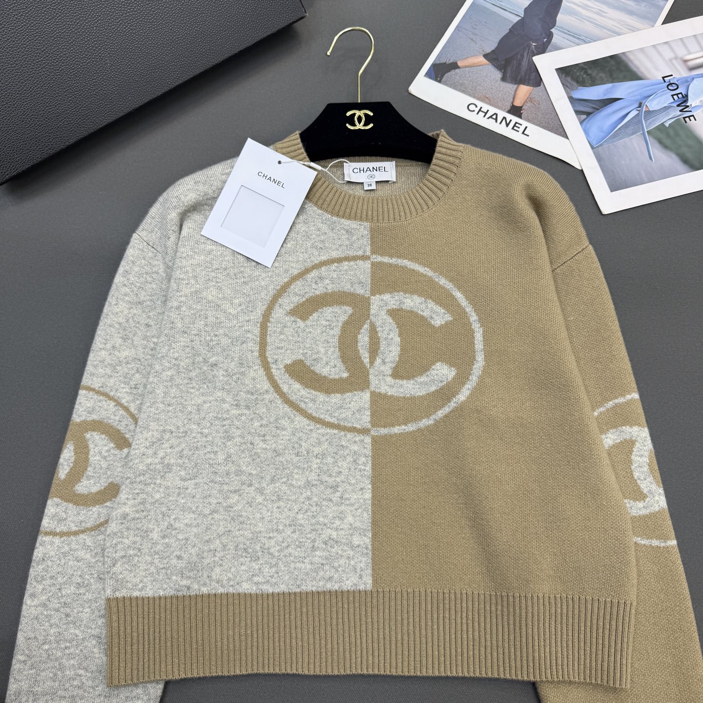 25冬季小香新款🆕亲肤厚实羊绒，圆领拼色LOGO图案，潮款版型时尚百搭长袖1️⃣色卡其色尺码sml 现货