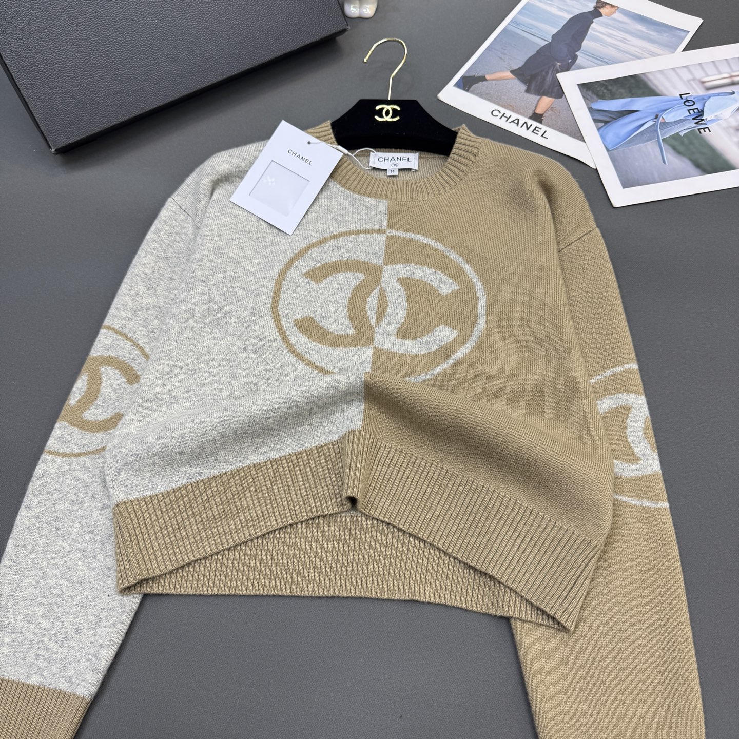 25冬季小香新款🆕亲肤厚实羊绒，圆领拼色LOGO图案，潮款版型时尚百搭长袖1️⃣色卡其色尺码sml 现货