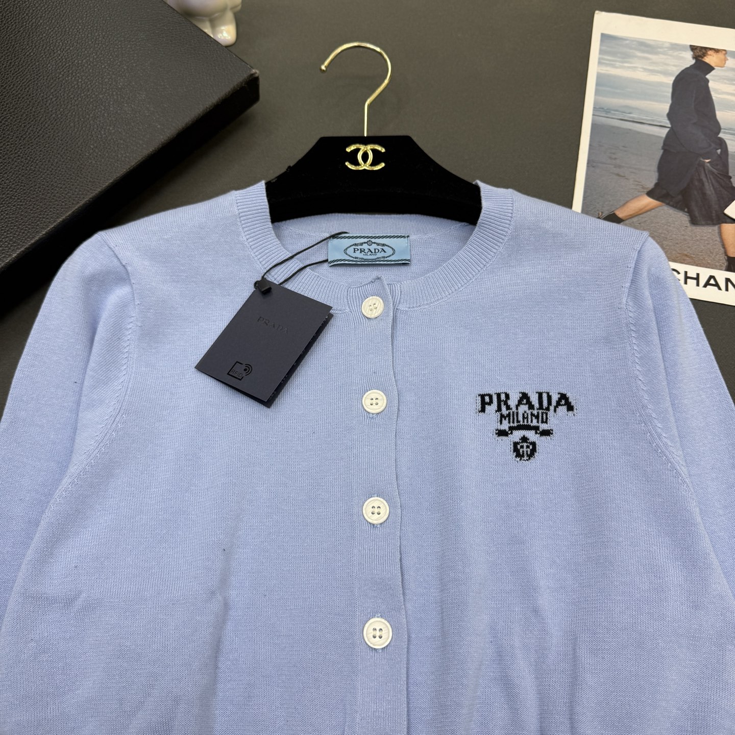 26春夏PRAD*女装新款🆕亲肤绢丝棉，圆领字母图案小开衫长袖气质百搭蓝色/绿色/米白/黑色4️⃣色 尺