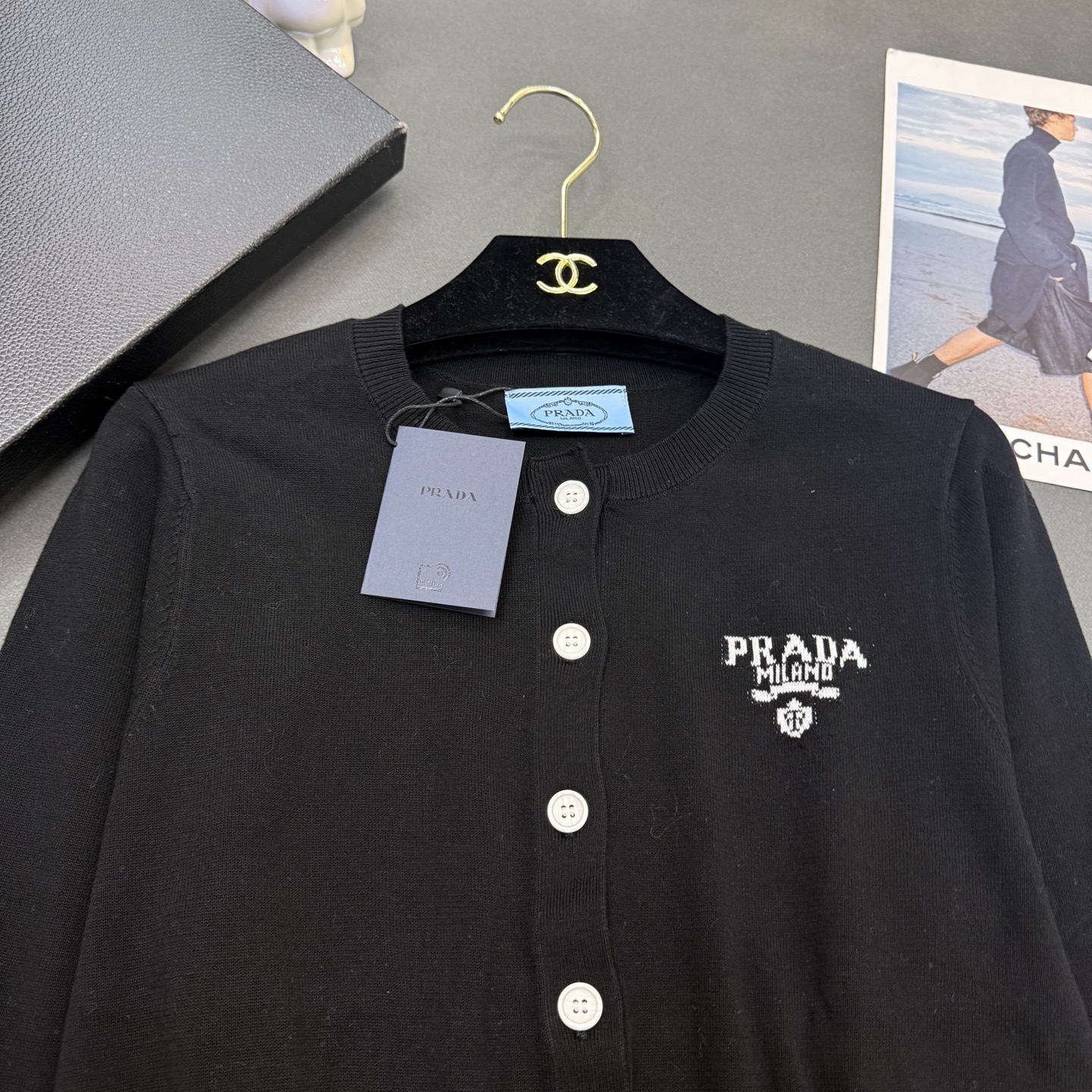 26春夏PRAD*女装新款🆕亲肤绢丝棉，圆领字母图案小开衫长袖气质百搭蓝色/绿色/米白/黑色4️⃣色 尺