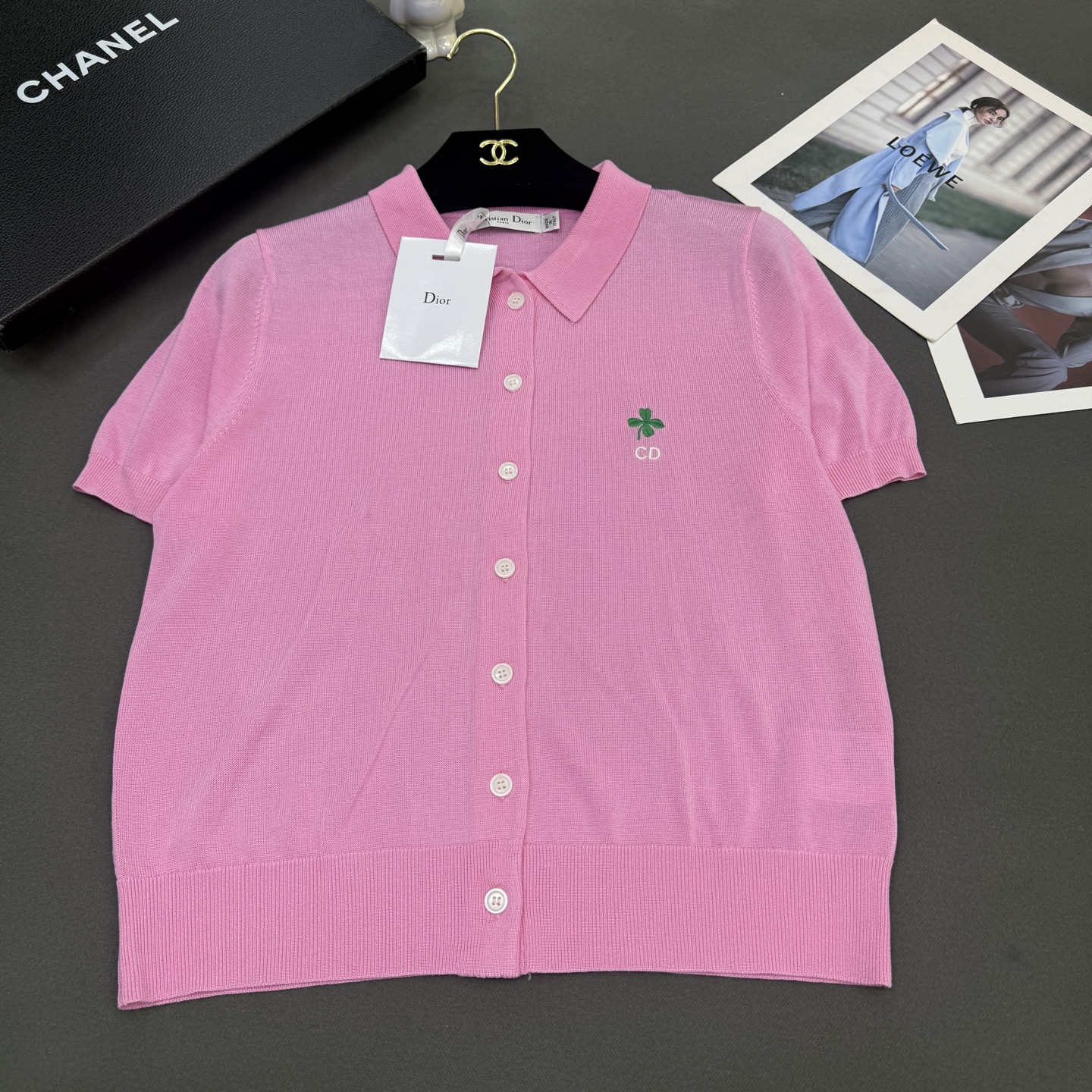 26春夏Dio*女装新款🆕顶级品质亲肤100%绢丝，小翻领刺绣四叶草CD修身版型，气质通勤百搭小开衫短袖