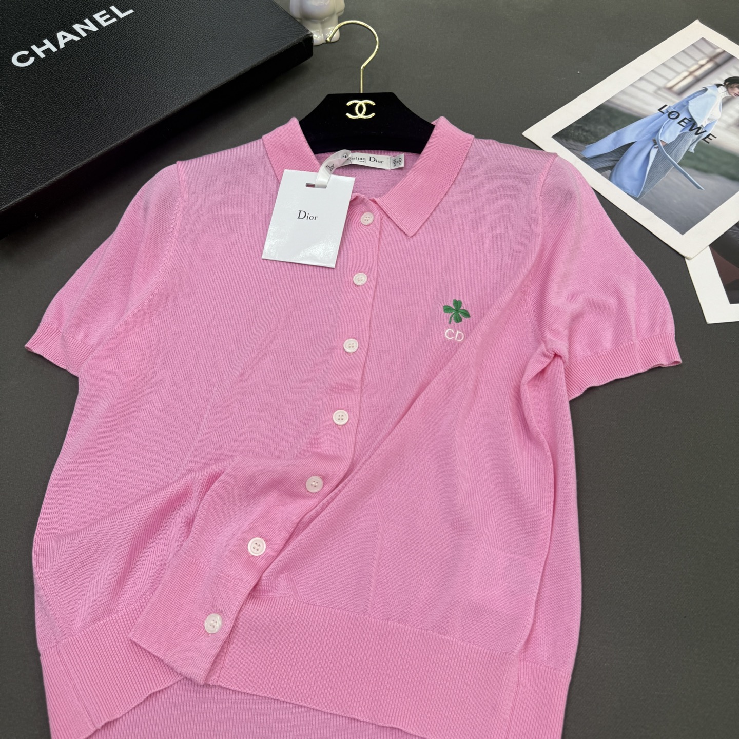 26春夏Dio*女装新款🆕顶级品质亲肤100%绢丝，小翻领刺绣四叶草CD修身版型，气质通勤百搭小开衫短袖