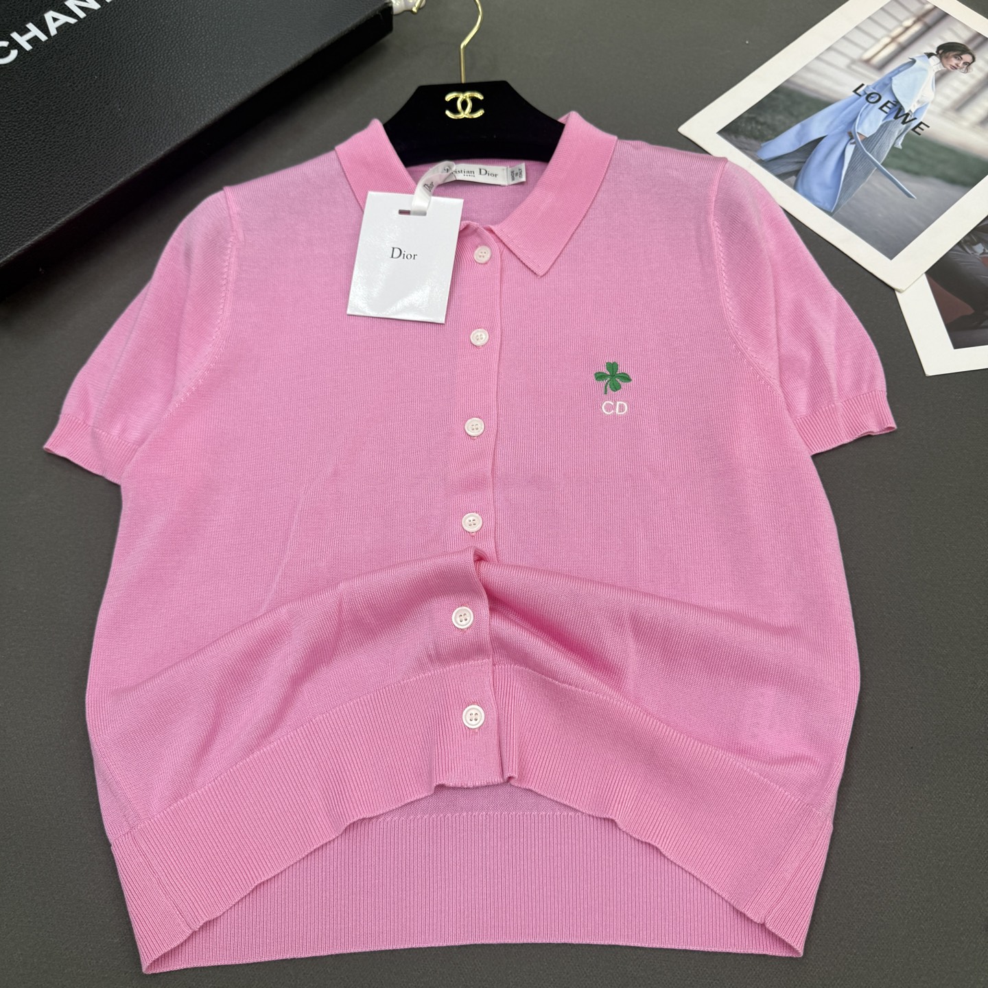 26春夏Dio*女装新款🆕顶级品质亲肤100%绢丝，小翻领刺绣四叶草CD修身版型，气质通勤百搭小开衫短袖