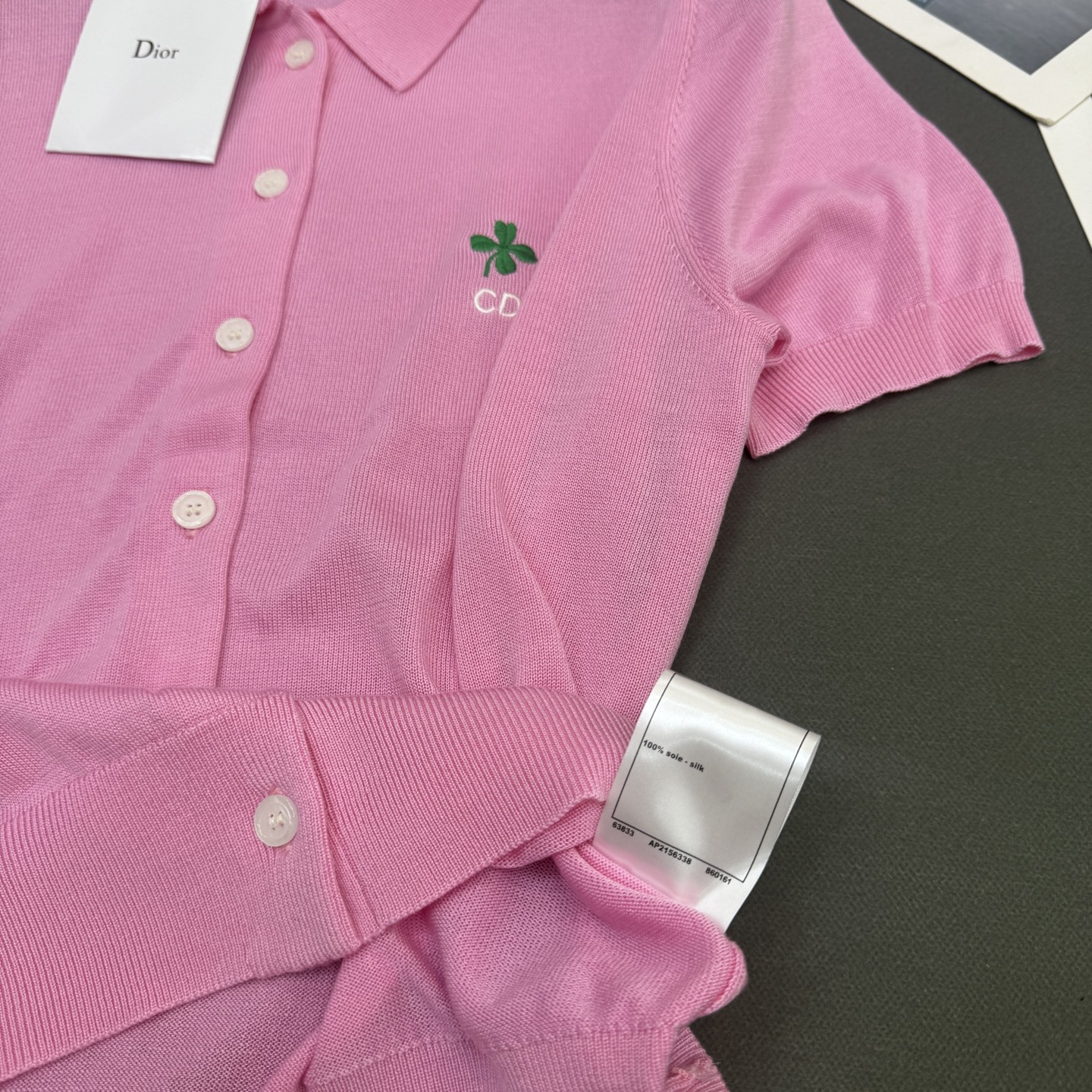 26春夏Dio*女装新款🆕顶级品质亲肤100%绢丝，小翻领刺绣四叶草CD修身版型，气质通勤百搭小开衫短袖