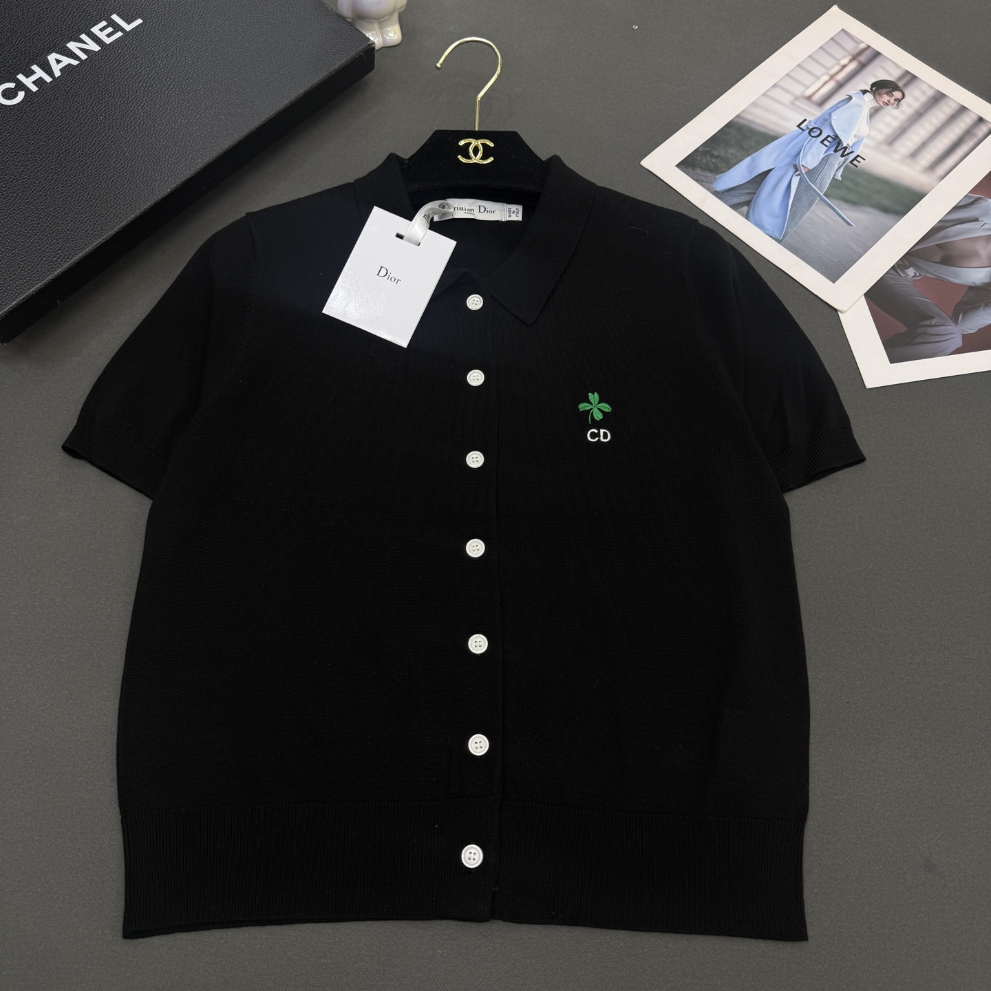 26春夏Dio*女装新款🆕顶级品质亲肤100%绢丝，小翻领刺绣四叶草CD修身版型，气质通勤百搭小开衫短袖