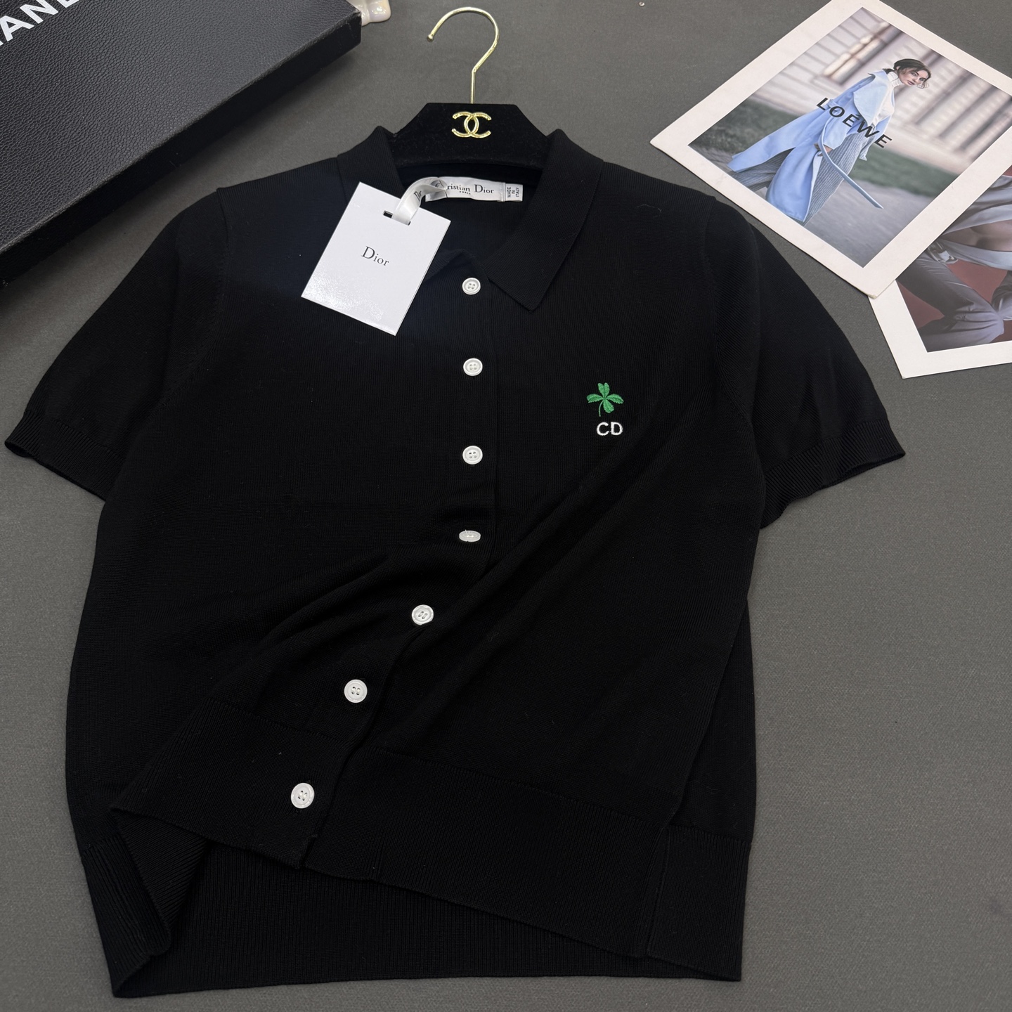 26春夏Dio*女装新款🆕顶级品质亲肤100%绢丝，小翻领刺绣四叶草CD修身版型，气质通勤百搭小开衫短袖