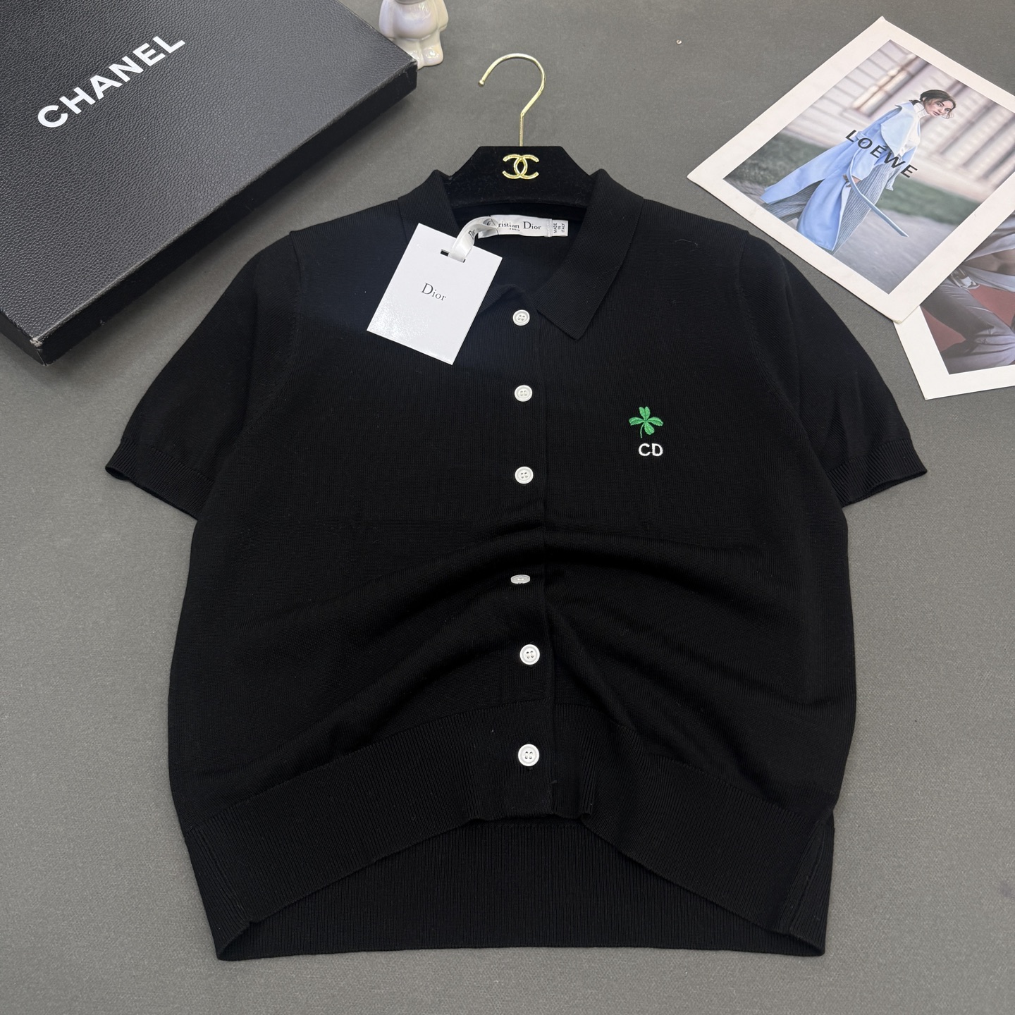 26春夏Dio*女装新款🆕顶级品质亲肤100%绢丝，小翻领刺绣四叶草CD修身版型，气质通勤百搭小开衫短袖