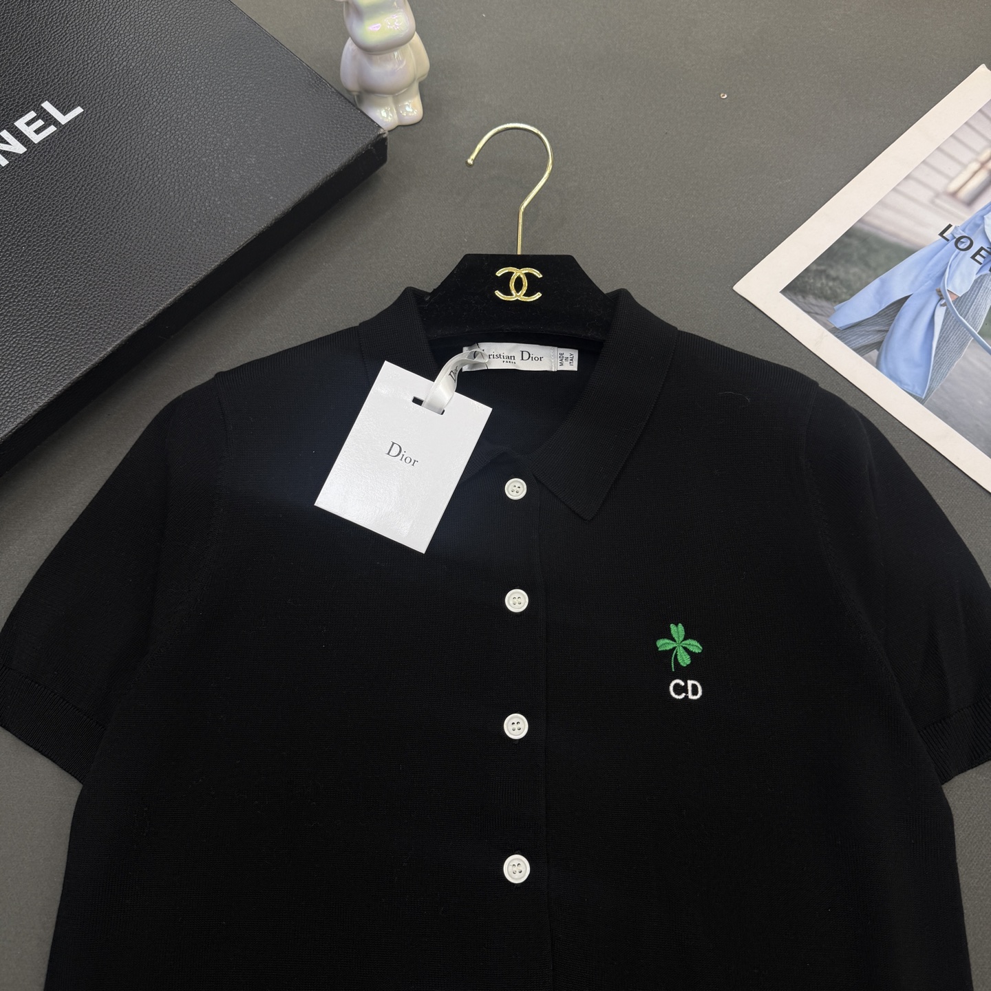 26春夏Dio*女装新款🆕顶级品质亲肤100%绢丝，小翻领刺绣四叶草CD修身版型，气质通勤百搭小开衫短袖