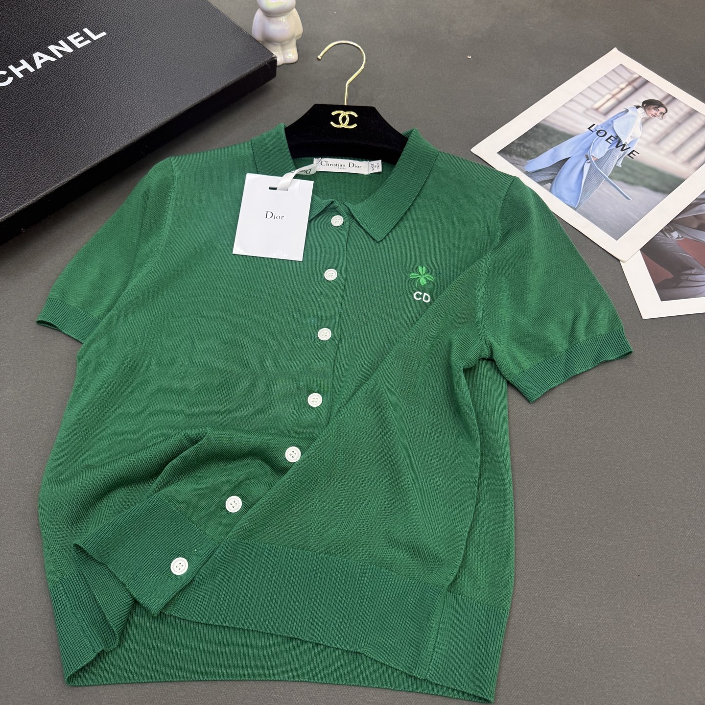 26春夏Dio*女装新款🆕顶级品质亲肤100%绢丝，小翻领刺绣四叶草CD修身版型，气质通勤百搭小开衫短袖