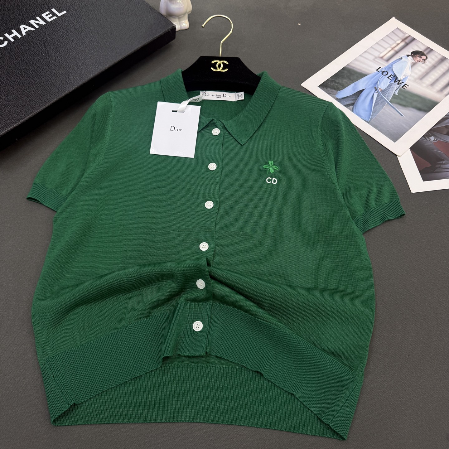 26春夏Dio*女装新款🆕顶级品质亲肤100%绢丝，小翻领刺绣四叶草CD修身版型，气质通勤百搭小开衫短袖