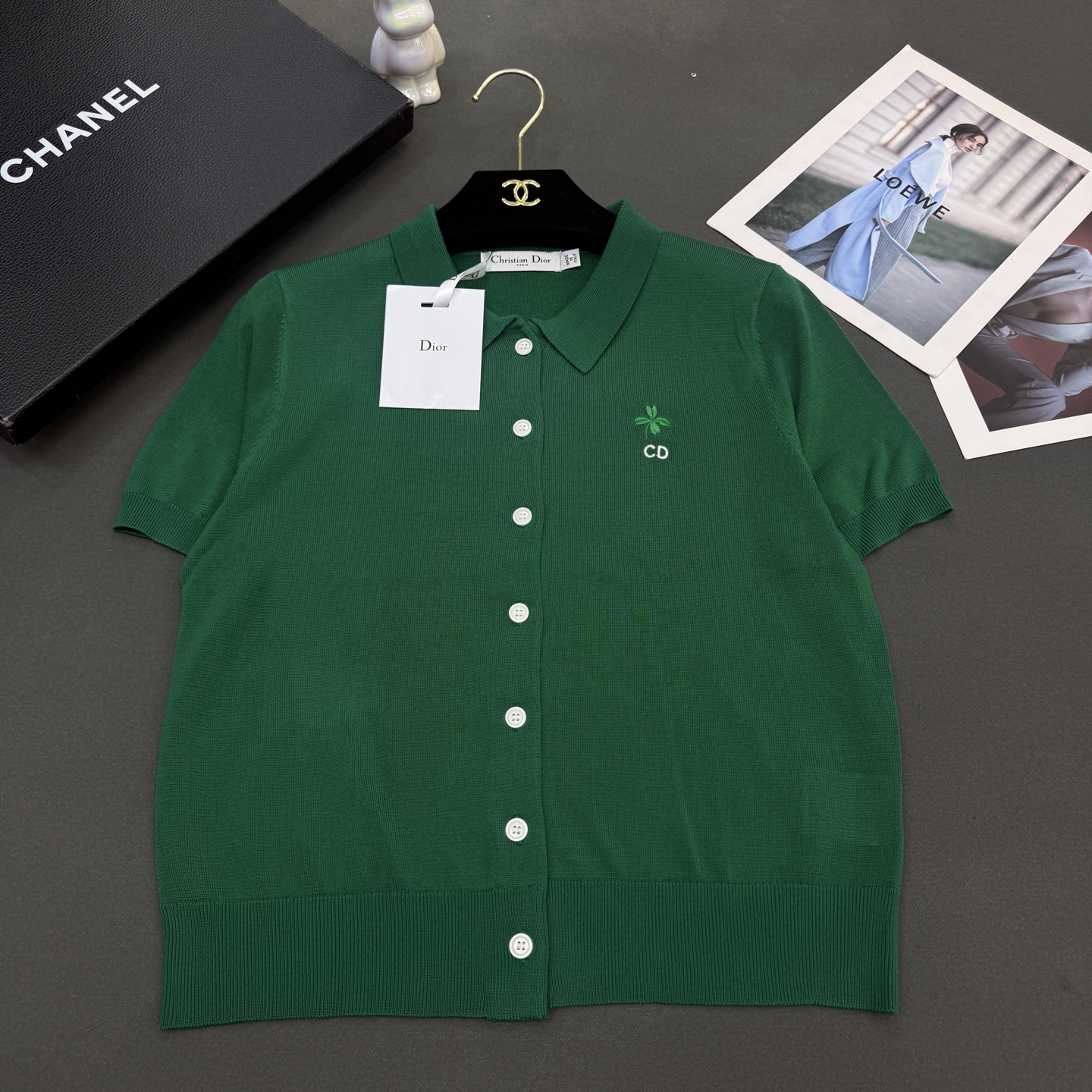 26春夏Dio*女装新款🆕顶级品质亲肤100%绢丝，小翻领刺绣四叶草CD修身版型，气质通勤百搭小开衫短袖