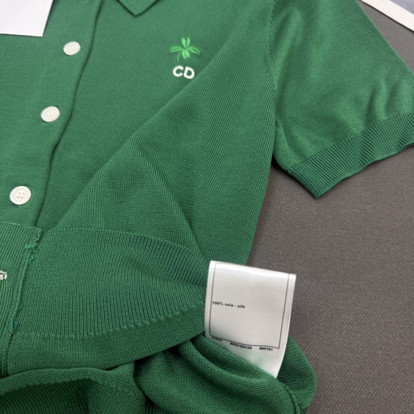 26春夏Dio*女装新款🆕顶级品质亲肤100%绢丝，小翻领刺绣四叶草CD修身版型，气质通勤百搭小开衫短袖