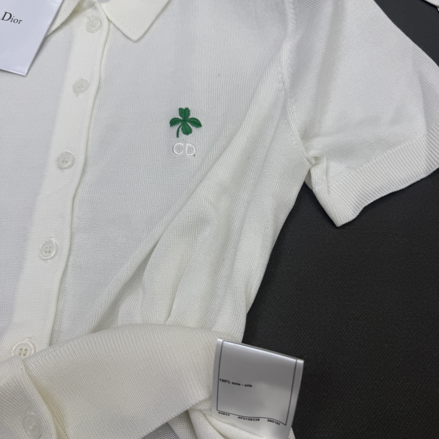 26春夏Dio*女装新款🆕顶级品质亲肤100%绢丝，小翻领刺绣四叶草CD修身版型，气质通勤百搭小开衫短袖