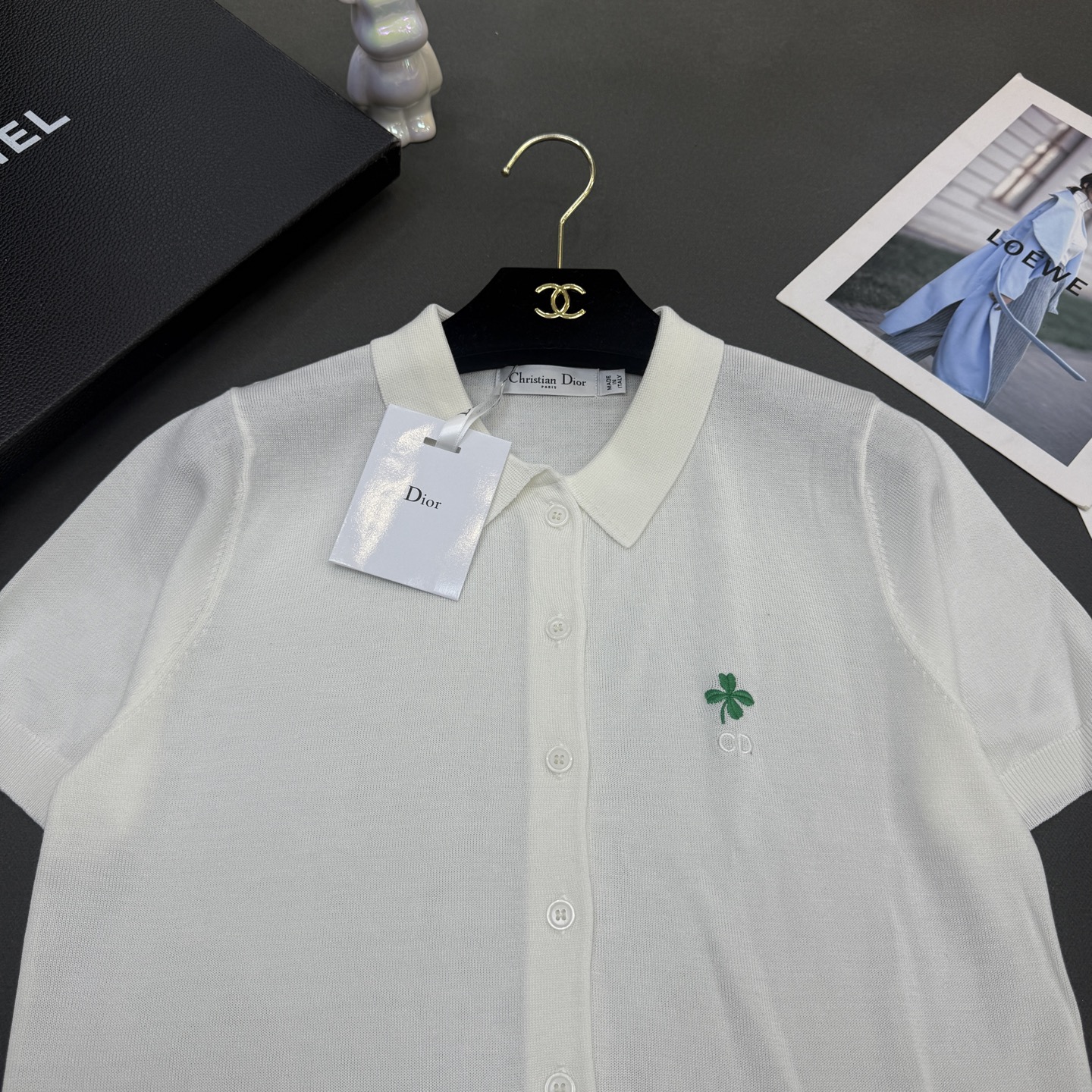 26春夏Dio*女装新款🆕顶级品质亲肤100%绢丝，小翻领刺绣四叶草CD修身版型，气质通勤百搭小开衫短袖